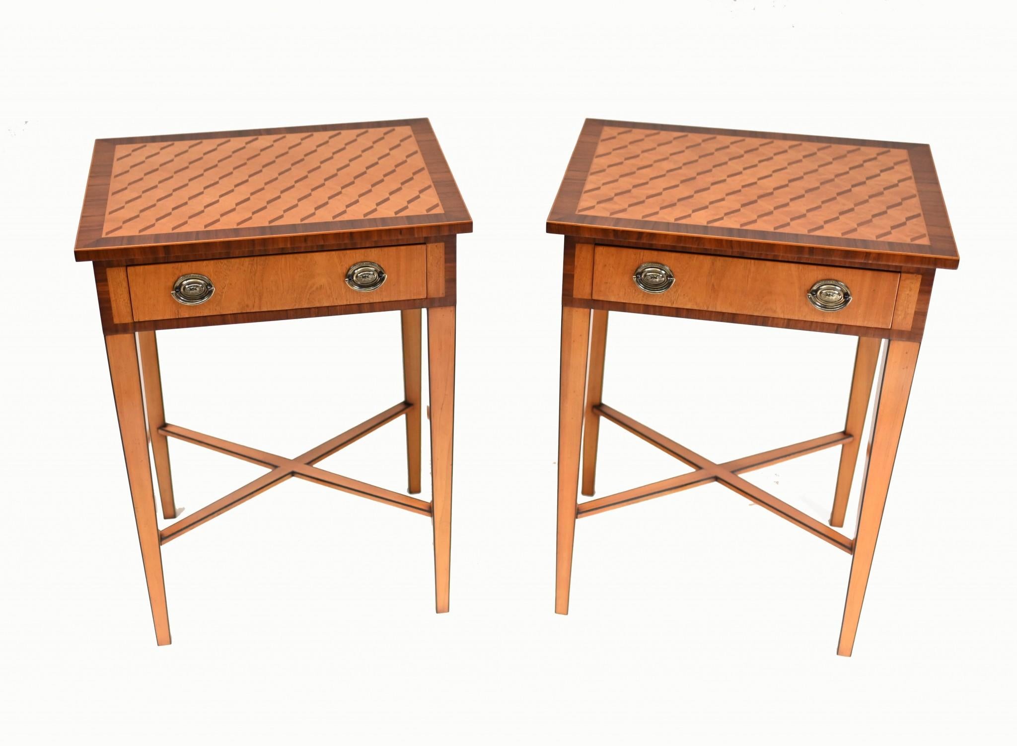 Tables d'appoint Regency Table d'appoint en marqueterie de bois de satin en vente 1