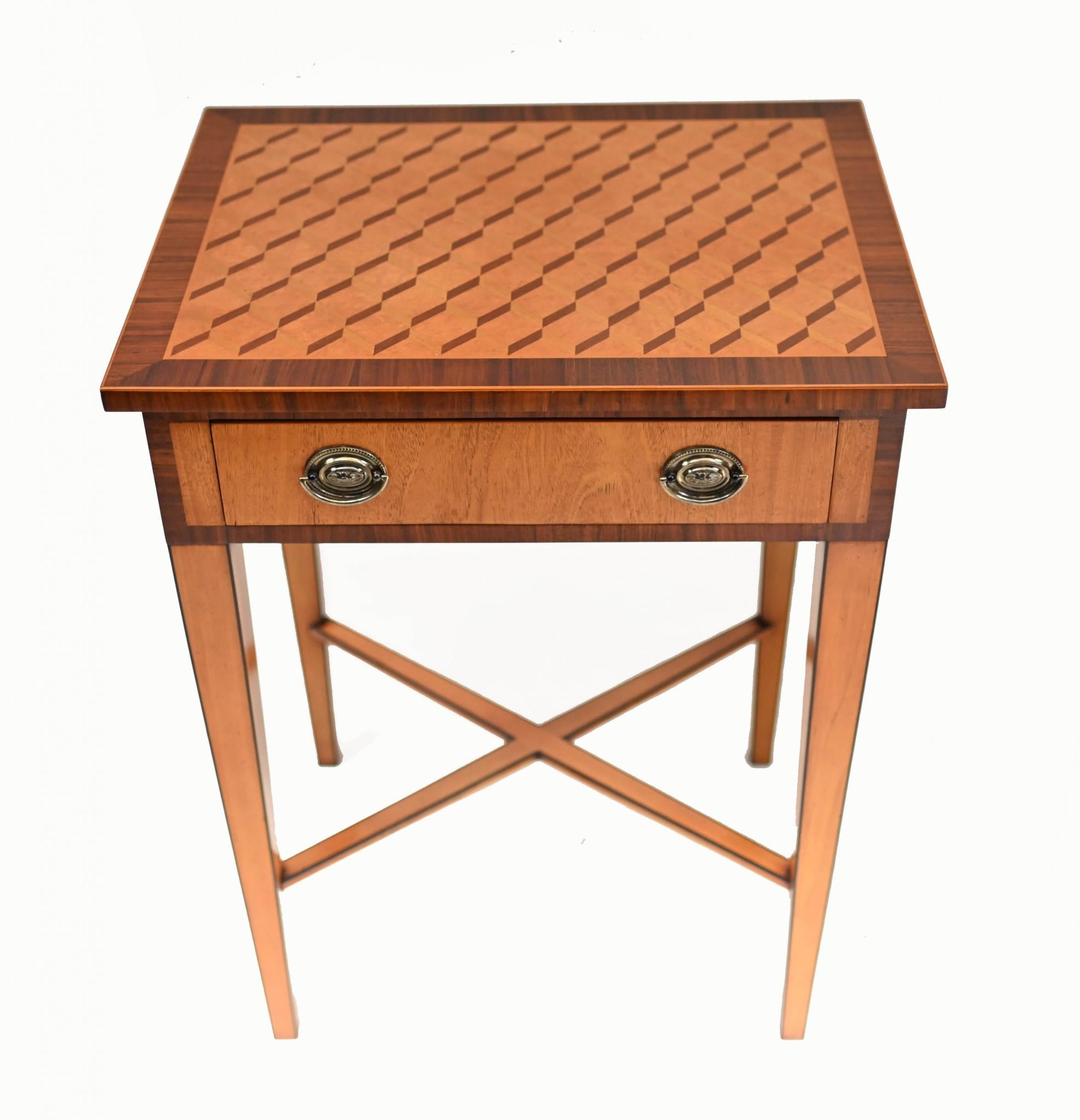 Tables d'appoint Regency Table d'appoint en marqueterie de bois de satin en vente 2