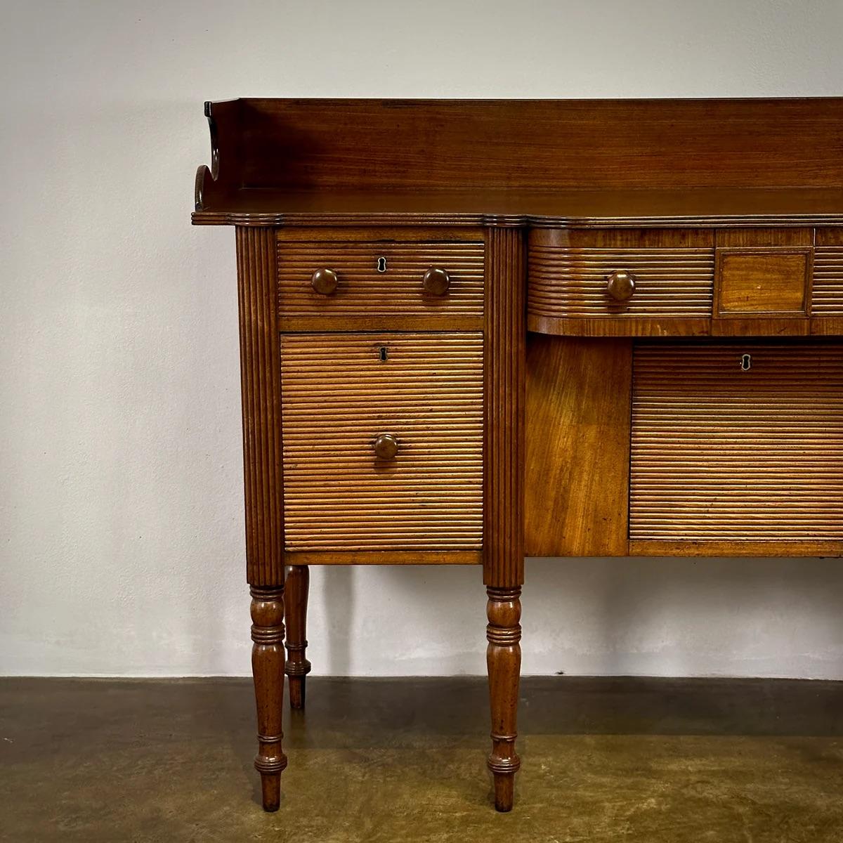 Inizio XIX secolo Credenza Regency in vendita
