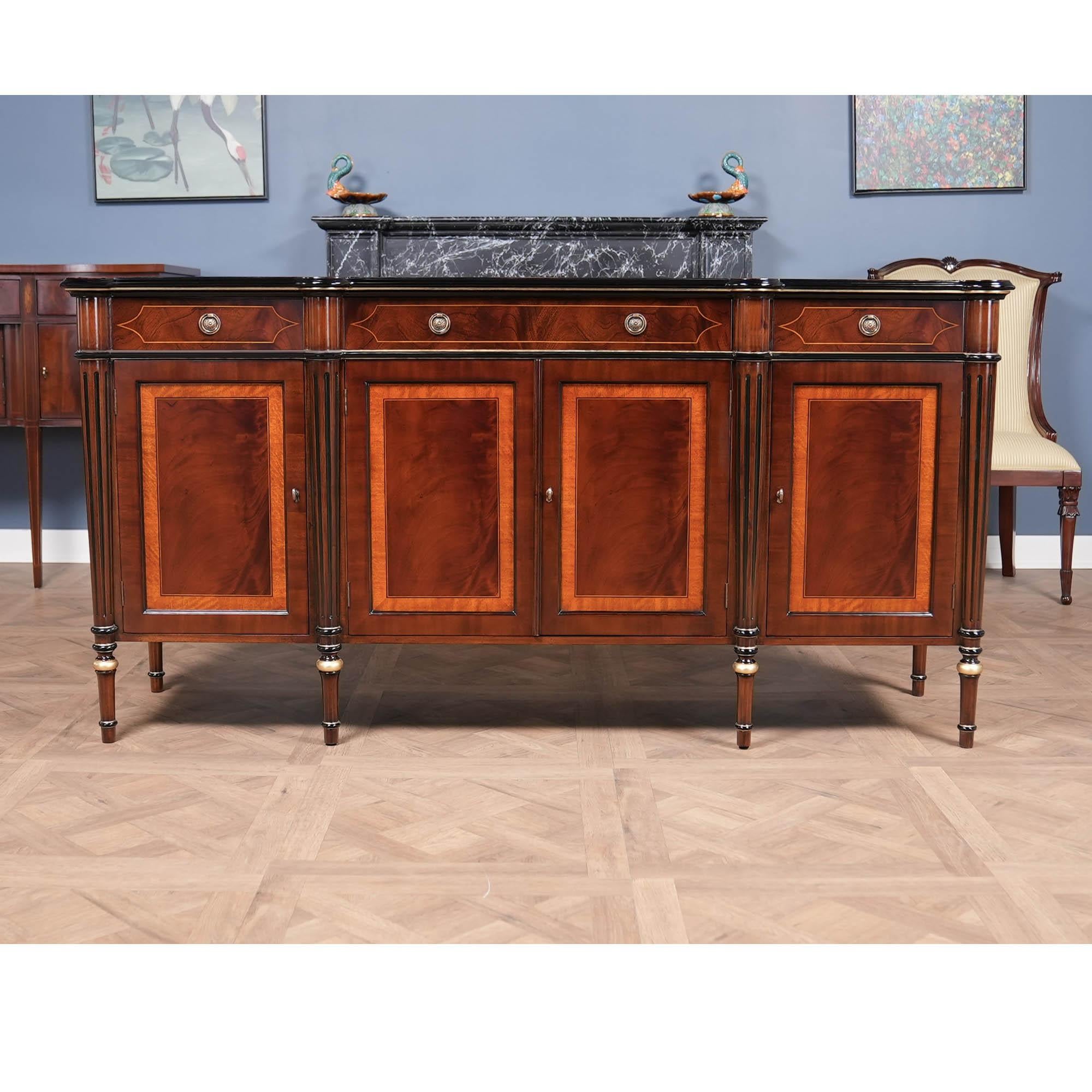 Le buffet Regency s'inspire des grandes demeures anglaises de la fin du XVIIIe siècle, sous le règne du prince régent. Notre buffet Regency a tout pour plaire avec son design sophistiqué et ses rangements pratiques. Les colonnes cannelées sont un