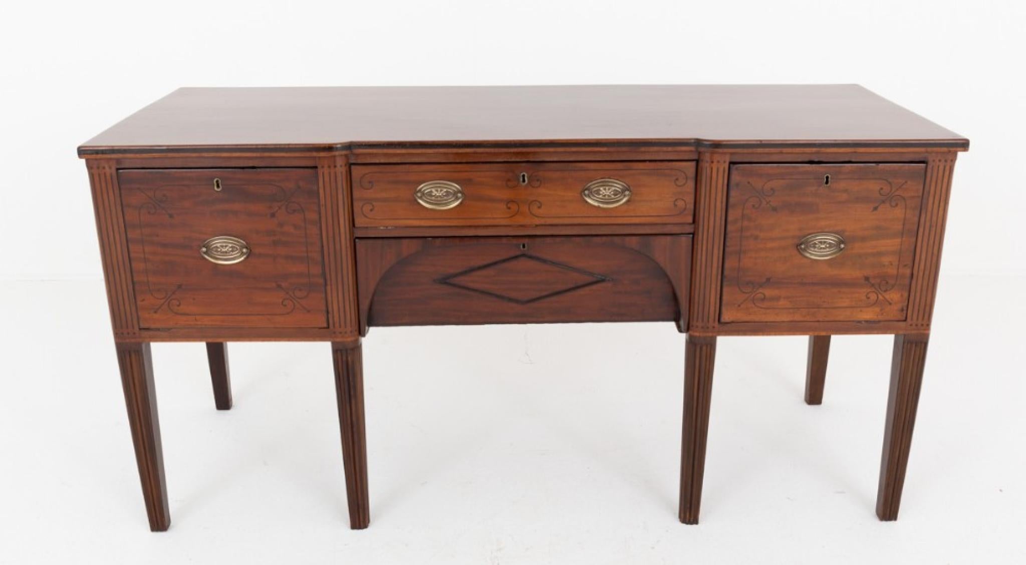 Quality Regency mahogany inlaid sideboard
Period Regency
This quality sideboard is raised upon 6 tapered and fluted legs
Having an arrangement of 4 mahogany lined drawers
The drawers feature typical regency ebony line decorative inlays and oval