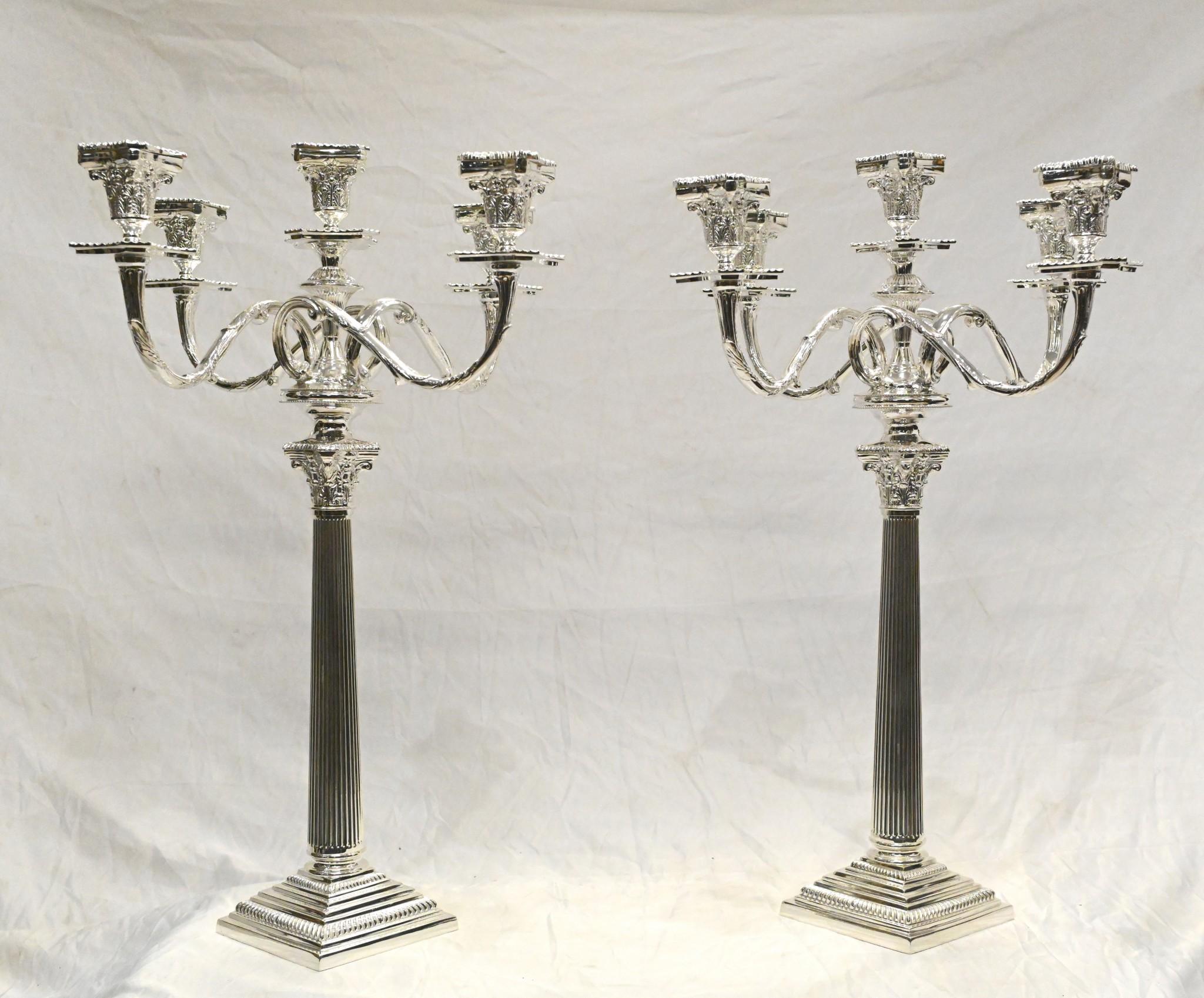 Vieni a vederli di persona nel nostro magazzino dell'Hertfordshire. 20 minuti a nord di Londra
Splendida coppia di candelabri in argento in stile Regency
A forma di colonne doriche classiche come stelo principale che porta ai rami dei candelabri