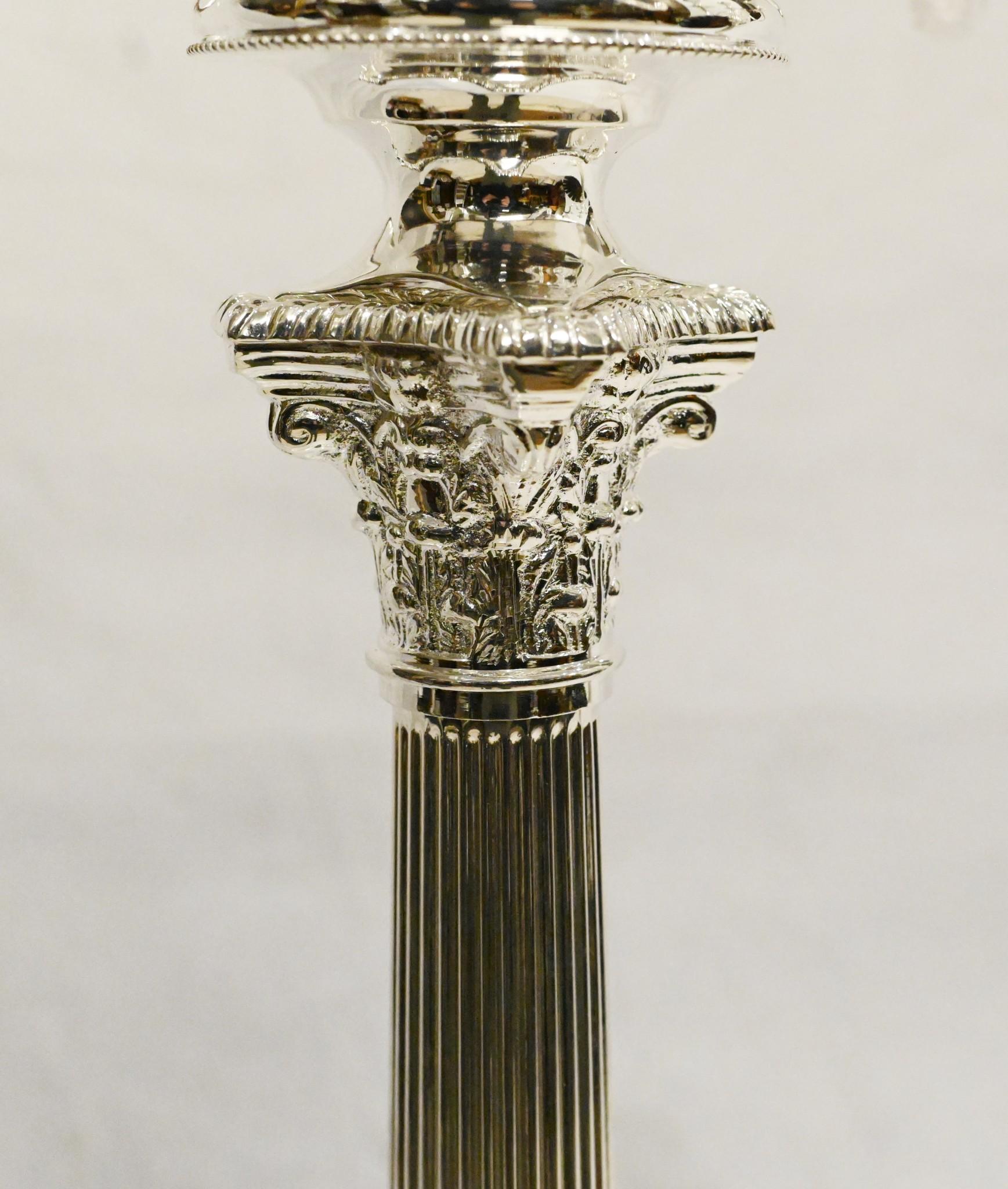 Candelabri Regency in silver plate Candele a colonna dorica In condizioni buone in vendita a Potters Bar, GB