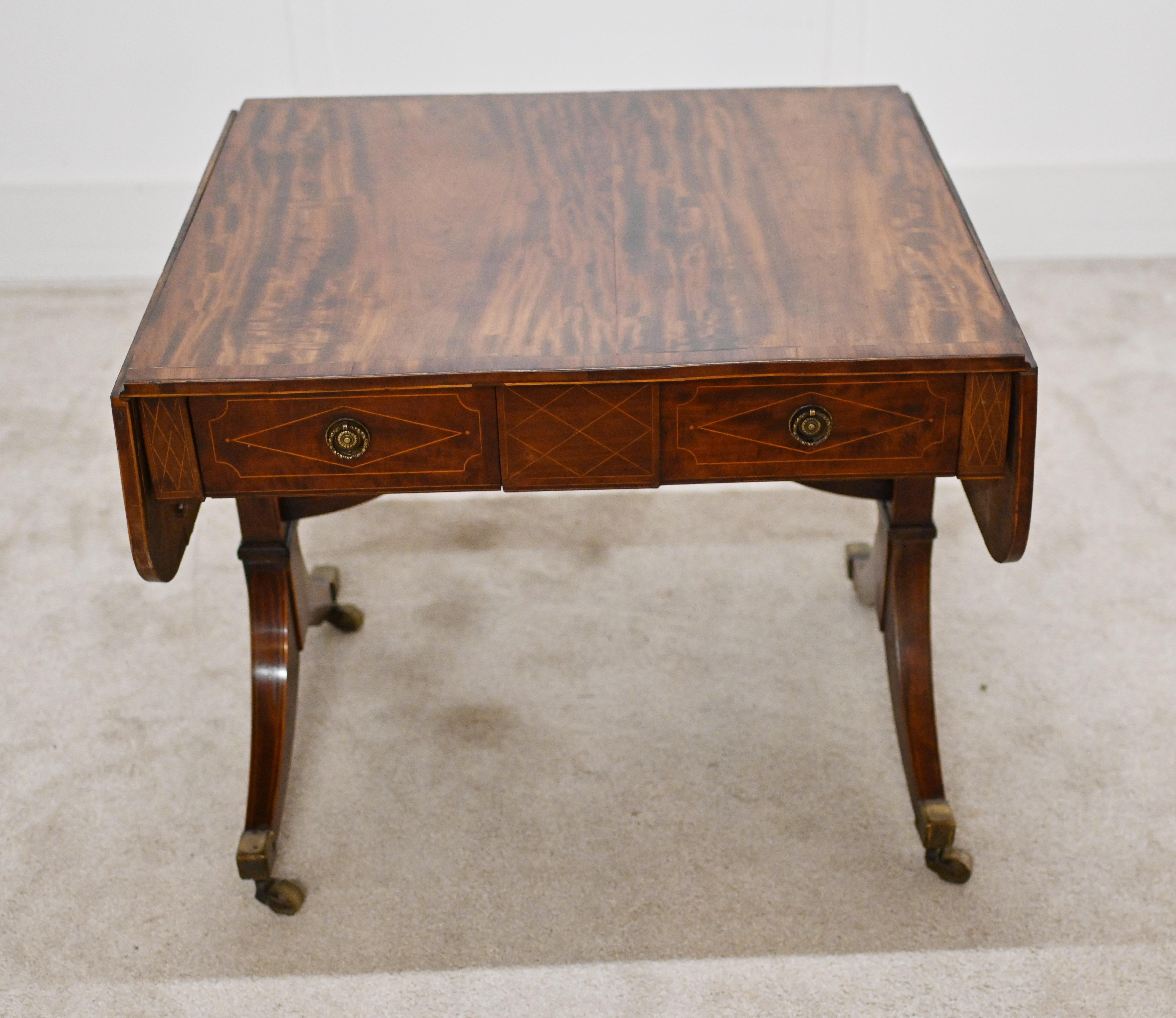 Regency Table de canapé de style Régence en acajou, meubles anciens en vente