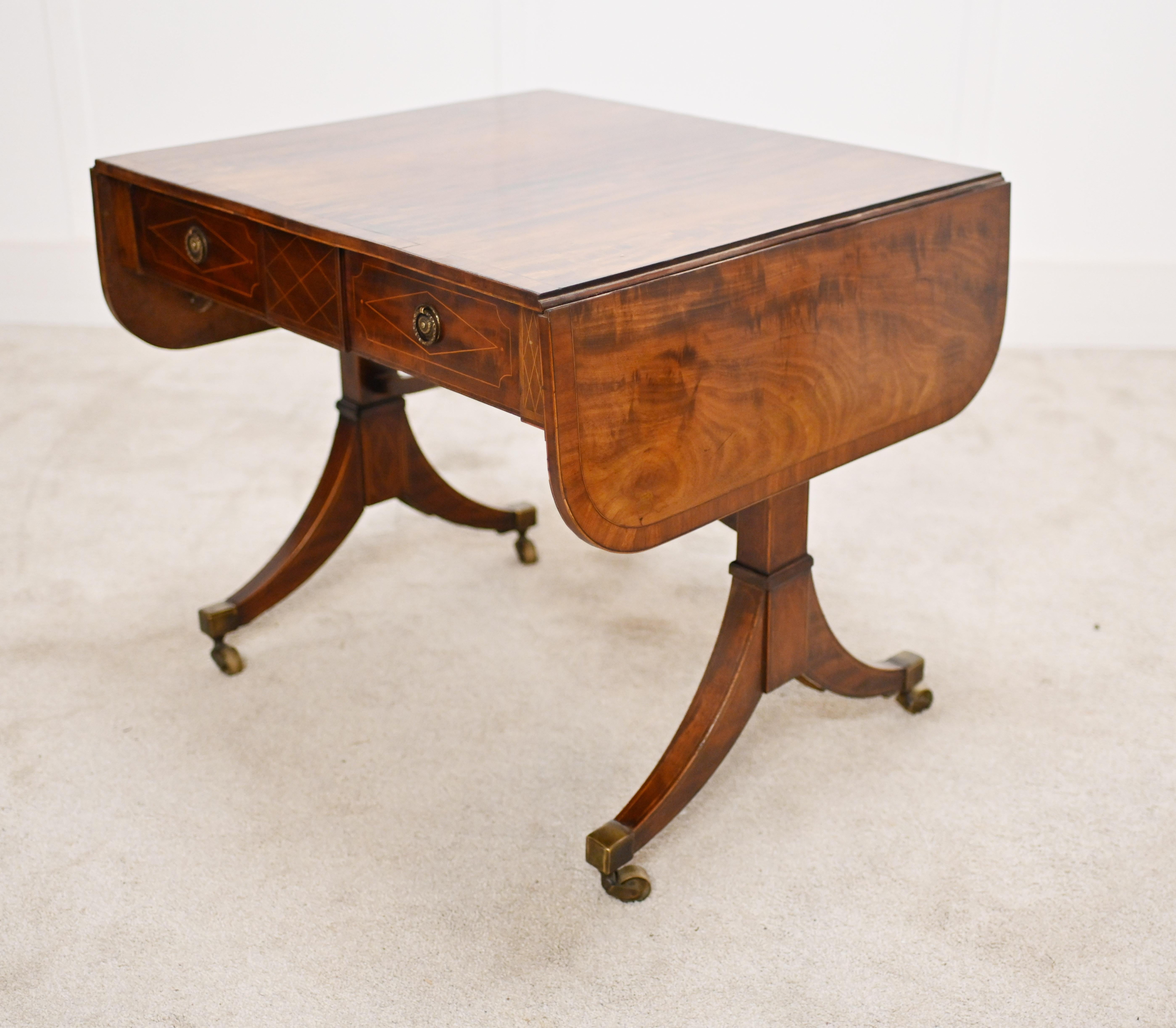 Fin du 20e siècle Table de canapé de style Régence en acajou, meubles anciens en vente