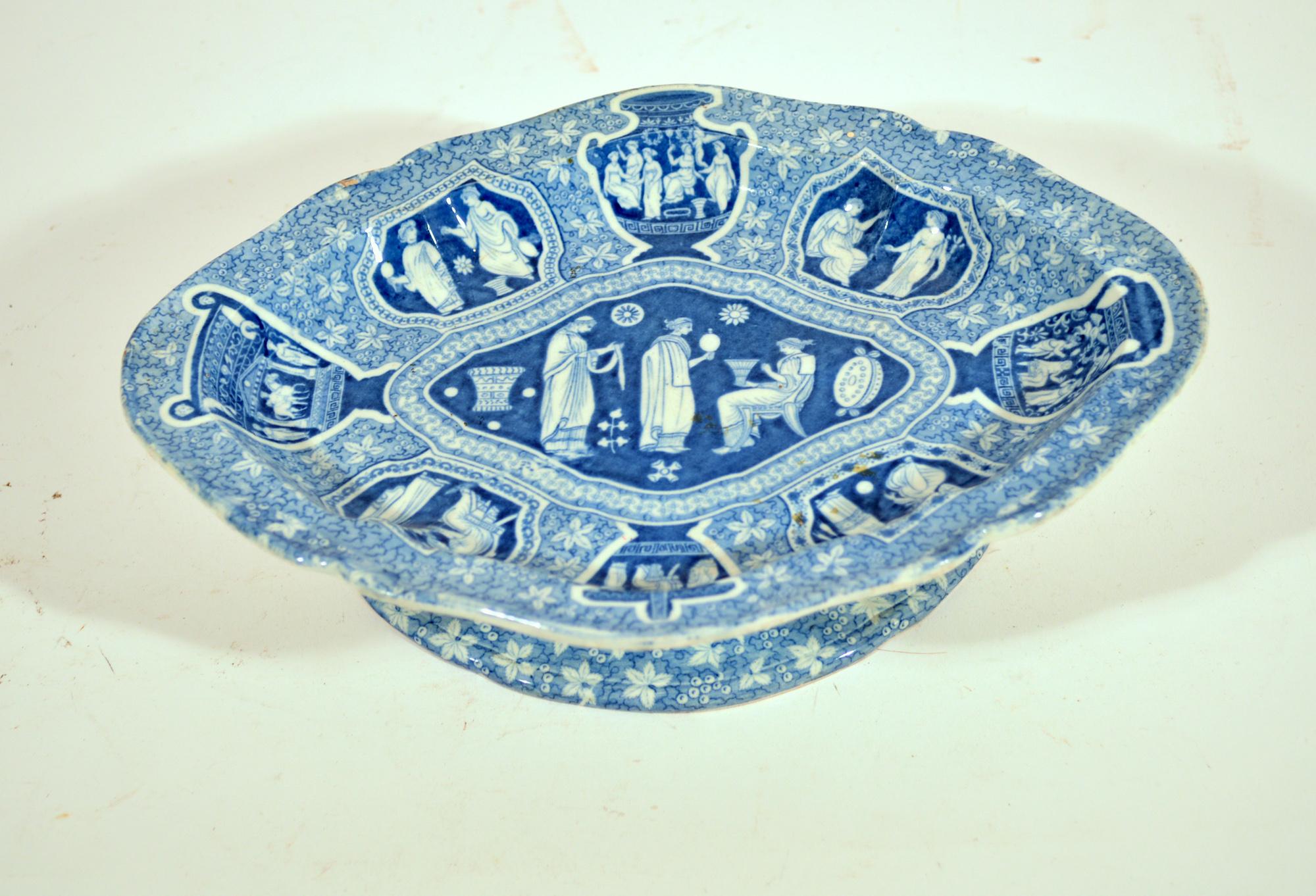 Spode Neoklassische Tazza mit griechischem Muster
Frühes 19. Jahrhundert 

Das unterglasurblaue griechische Muster von Spode Pottery hat einen ovalen Aufsatz mit einem zentralen Muster aus neoklassizistischen Figuren, die einer sitzenden