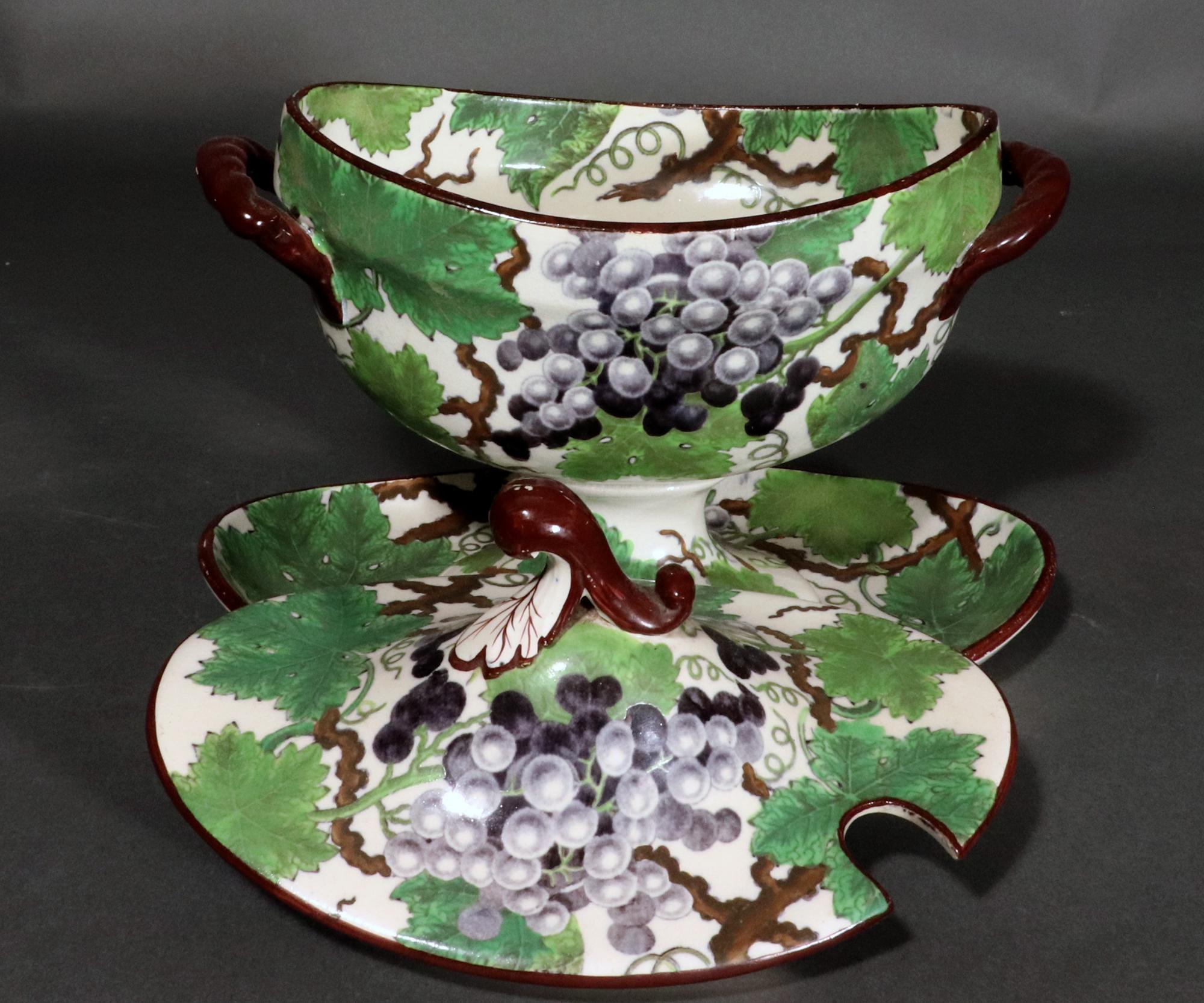Regency Pearlware Dessert Service: Grapes and Vines- Davenport, Seventeen pieces In Good Condition In Downingtown, PA