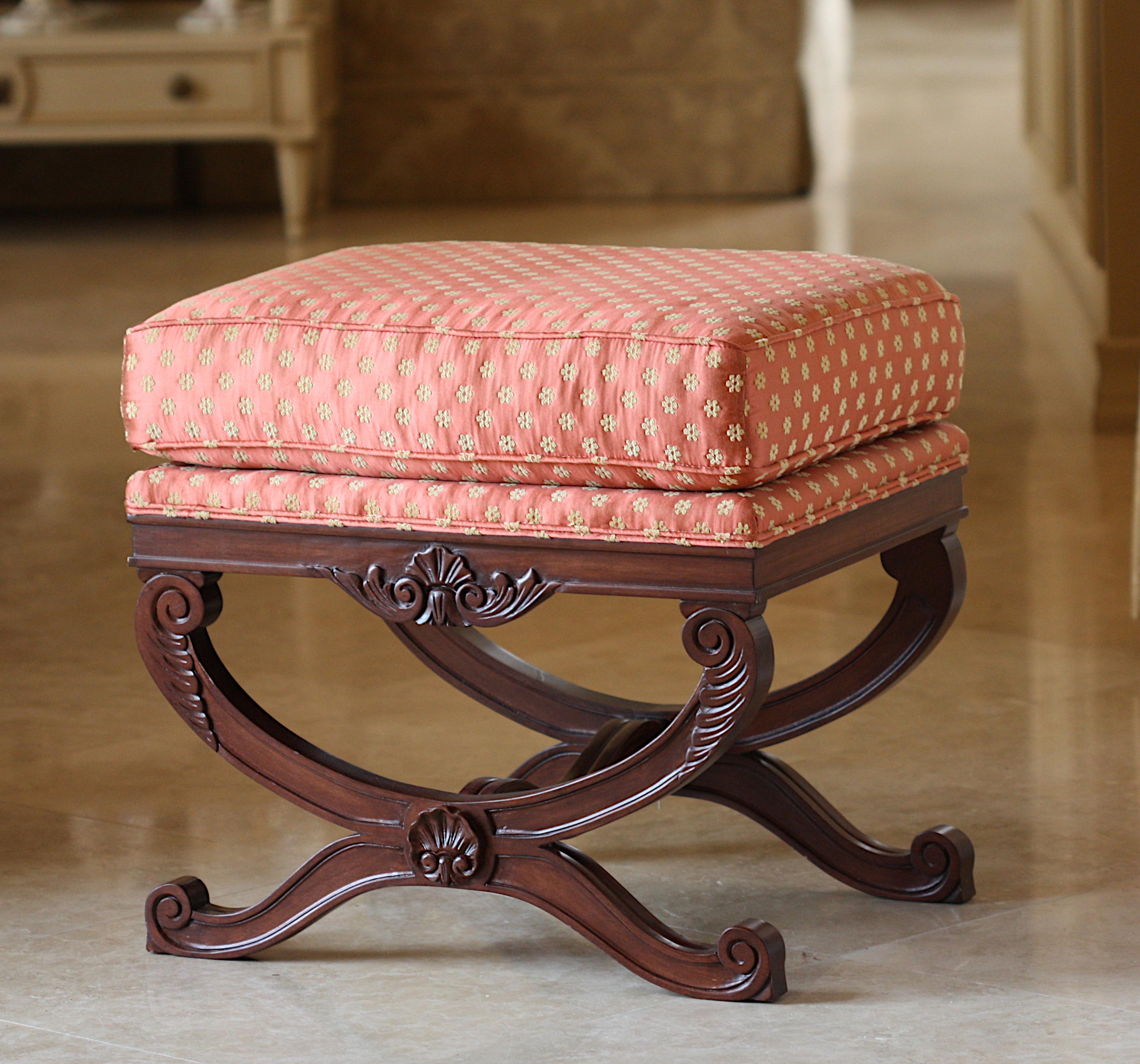 Tabouret Curule en bois teinté Regency en vente 1