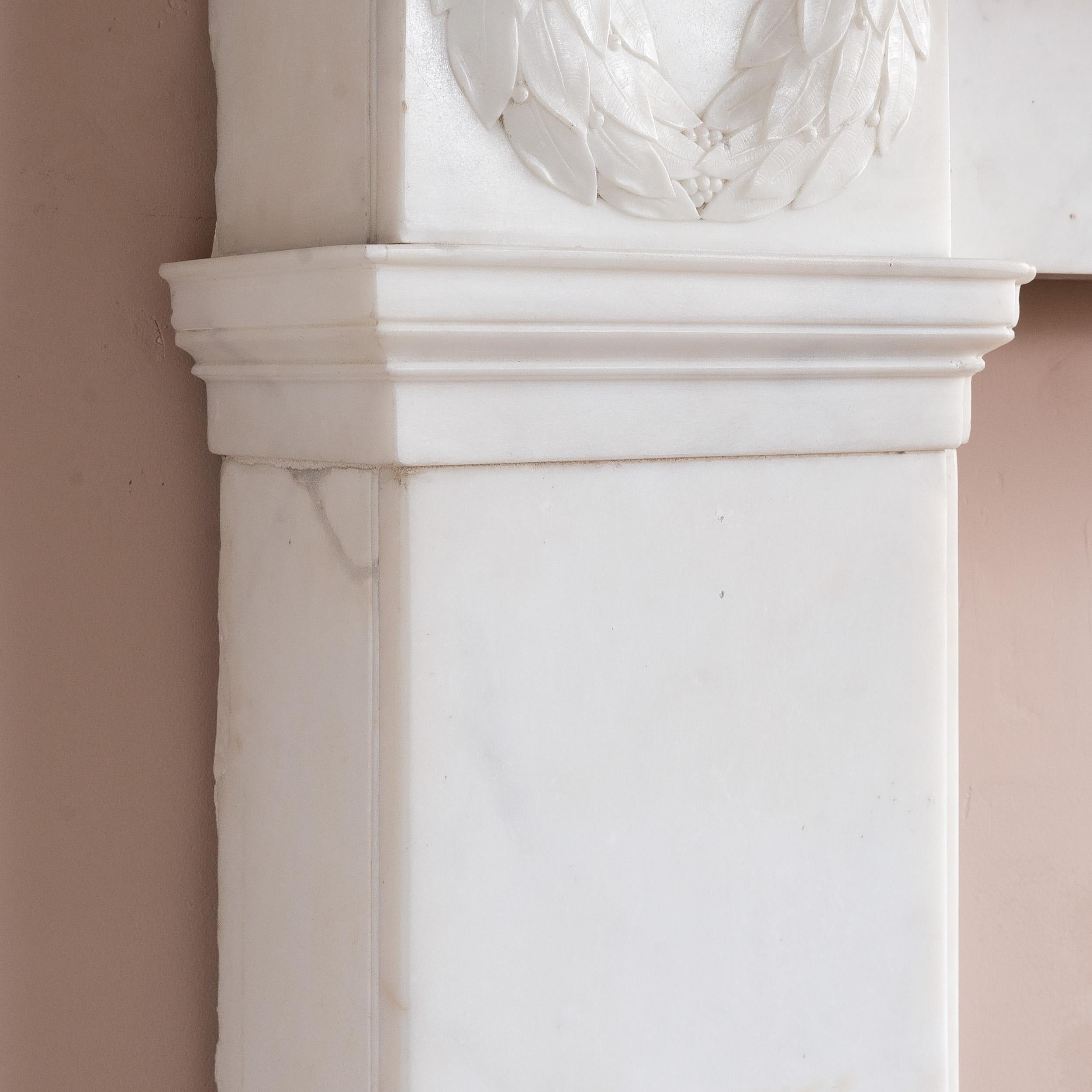 Cheminée néo-grecque en marbre Statuaire Regency en vente 4