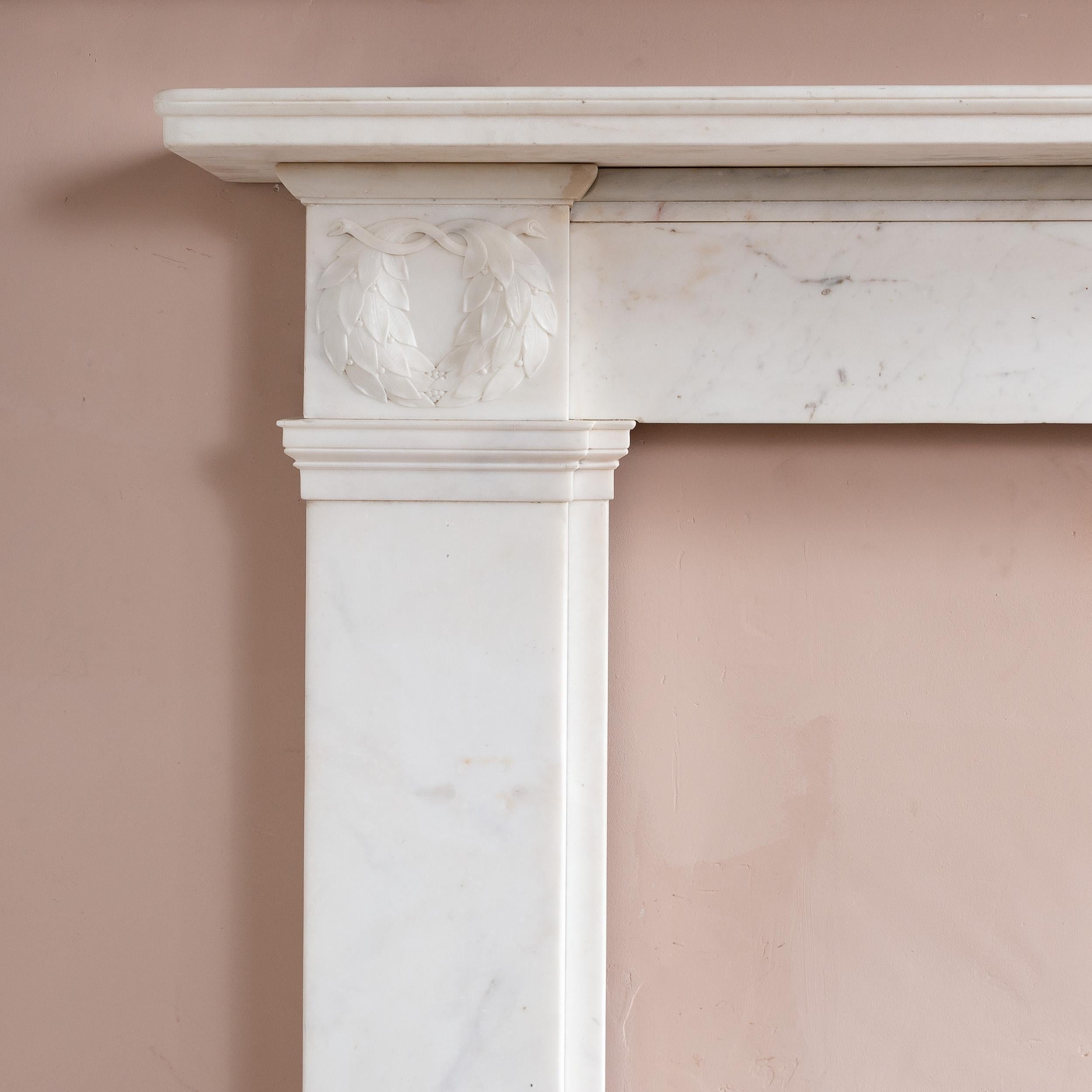Anglais Cheminée néo-grecque en marbre Statuaire Regency en vente