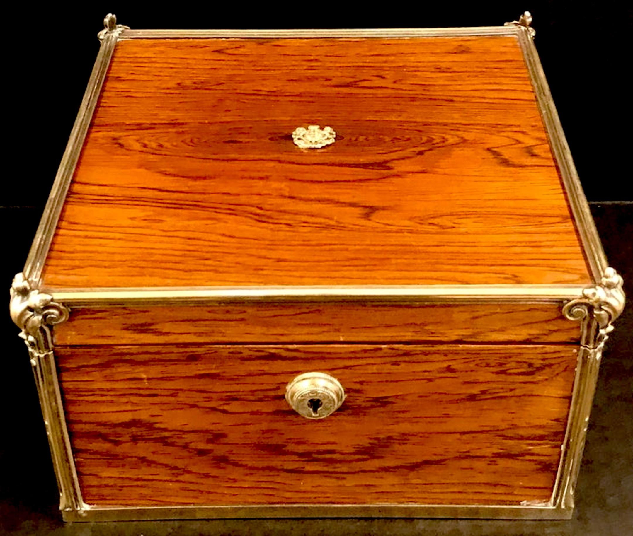 Caja de Amboyna de la Regencia Paul Storr, Londres, 1813, Escudo de Armas Real 
Inglaterra, Londres, 1813 

Exquisita caja de Amboyna de la Regencia, fabricada en Londres en 1813 por el célebre platero Paul Storr. Esta distinguida pieza procedente