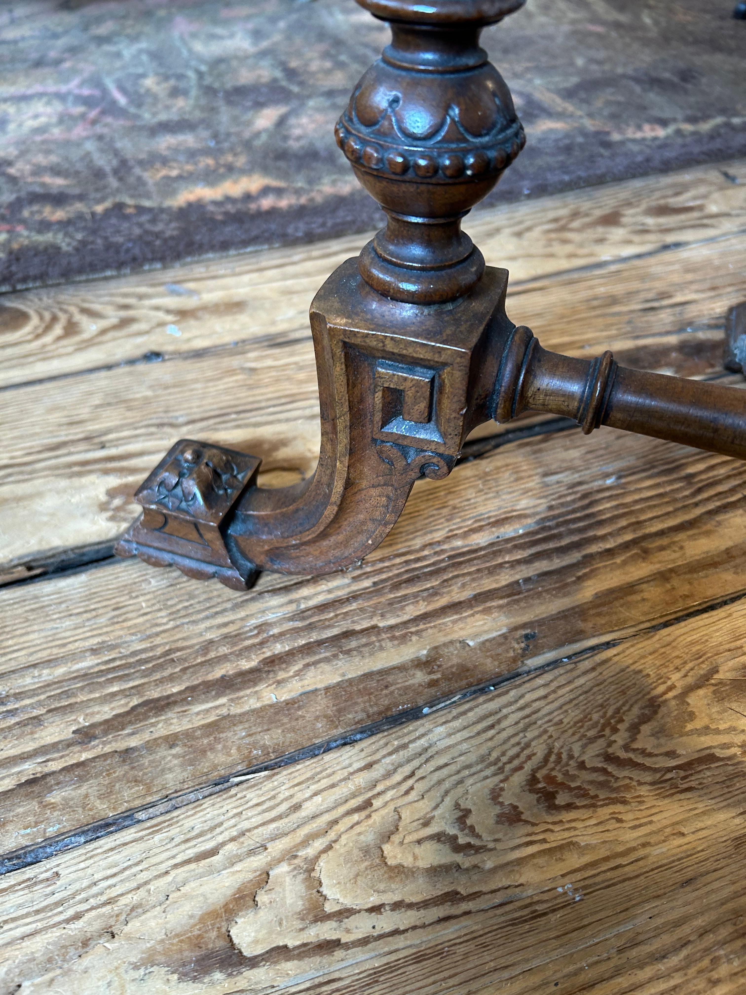 Table d'appoint octogonale ancienne de style Régence en bois fruitier brossé en vente 3