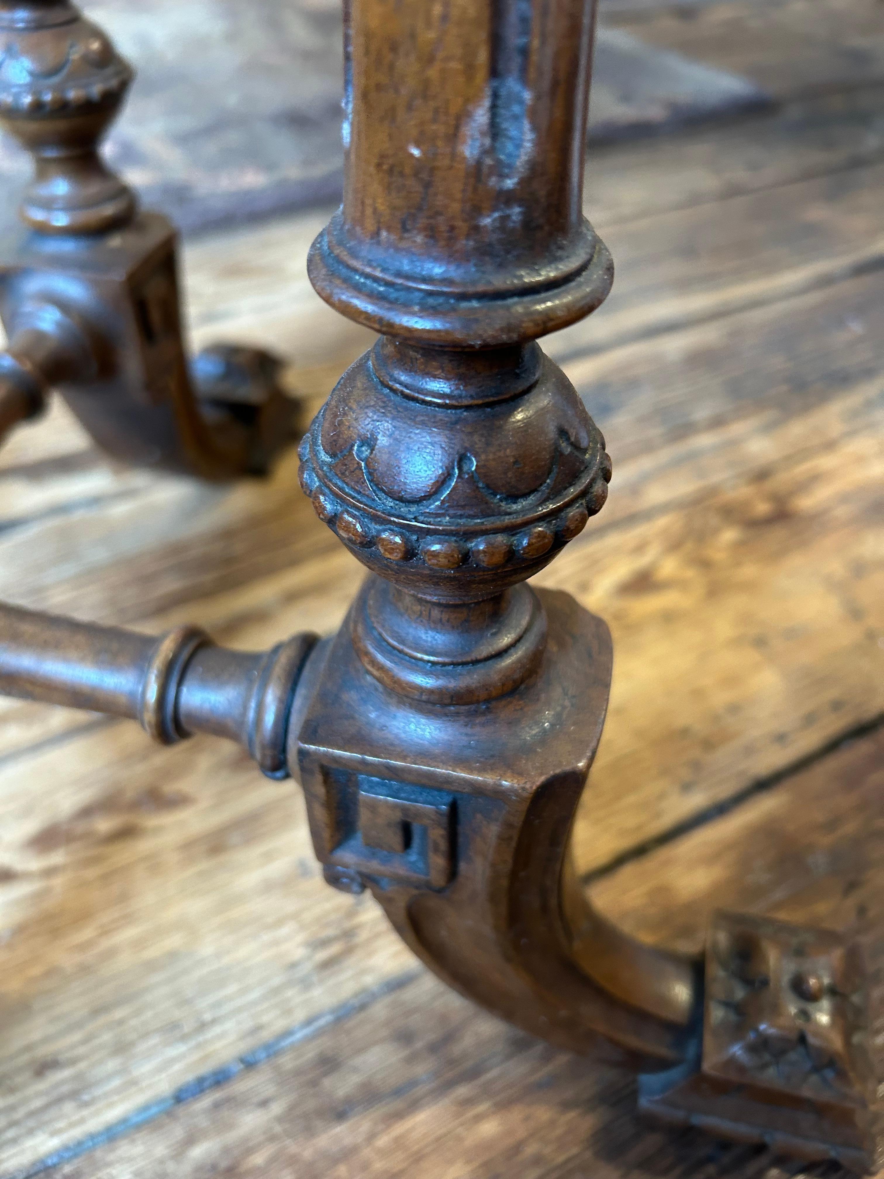 Table d'appoint octogonale ancienne de style Régence en bois fruitier brossé en vente 4