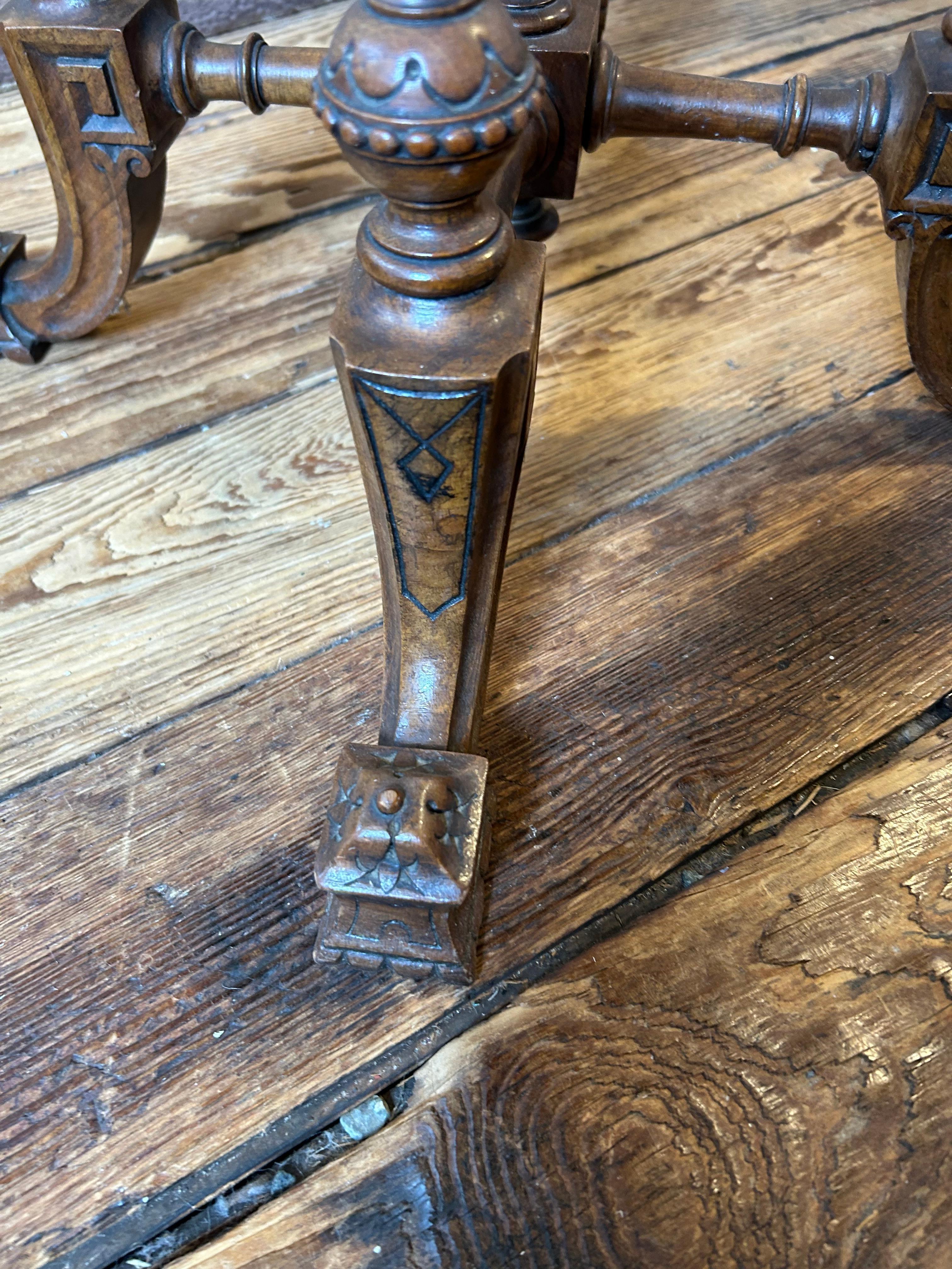Table d'appoint octogonale ancienne de style Régence en bois fruitier brossé en vente 6
