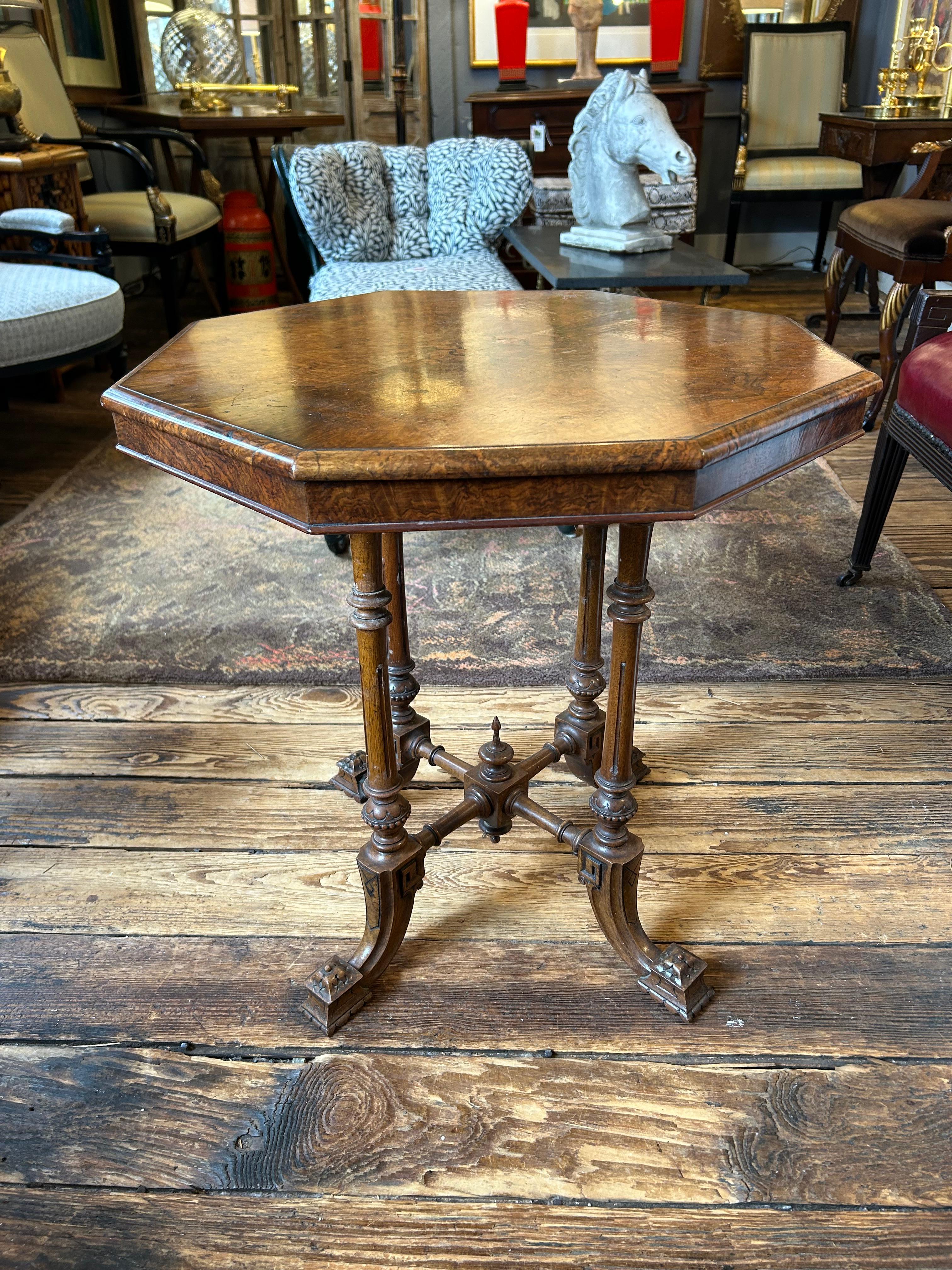 Magnifique table d'appoint octogonale en bois fruitier ronceux du 19e siècle avec base en bois sculpté dans le style Regency. 