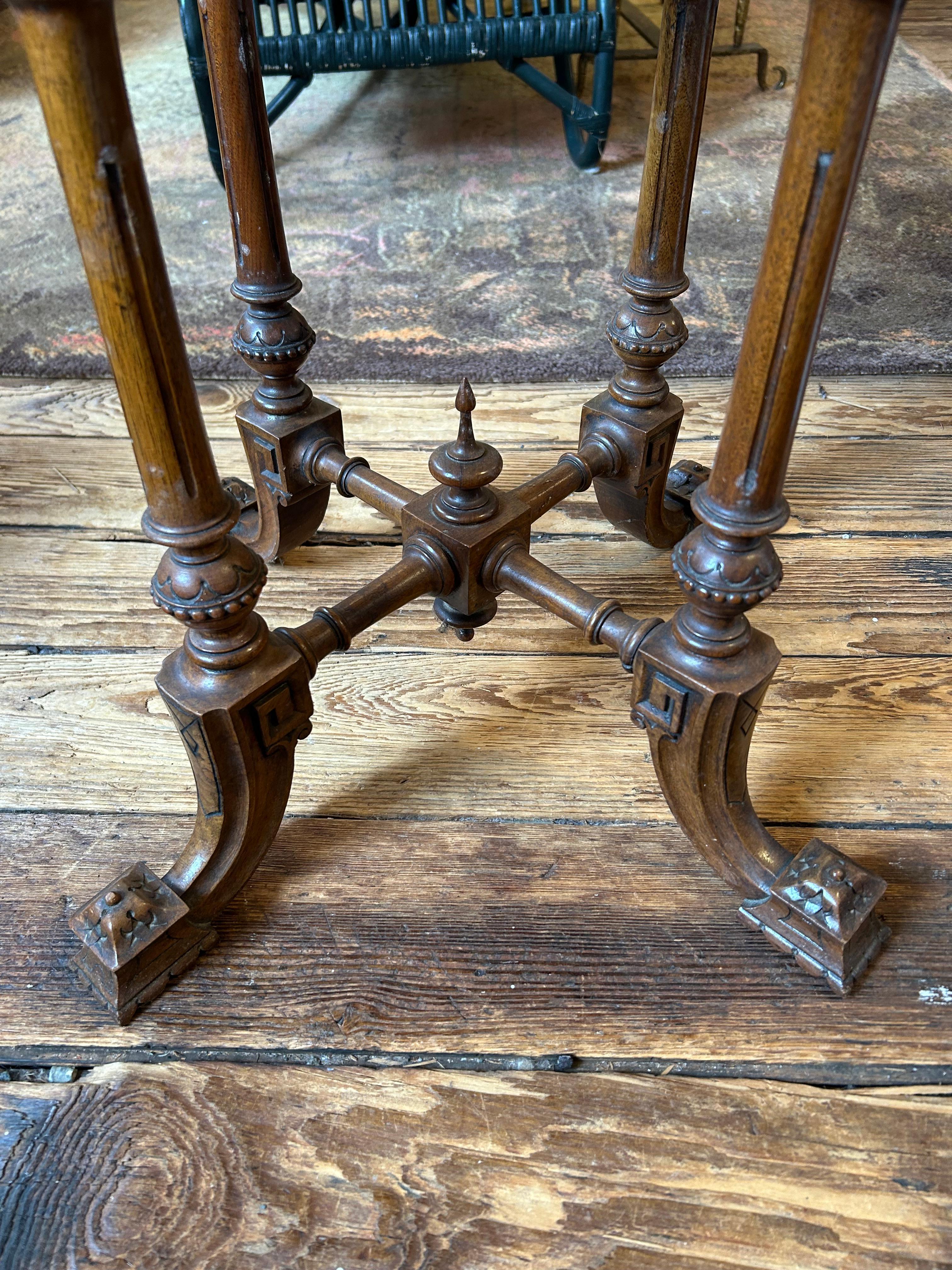 Regency Table d'appoint octogonale ancienne de style Régence en bois fruitier brossé en vente