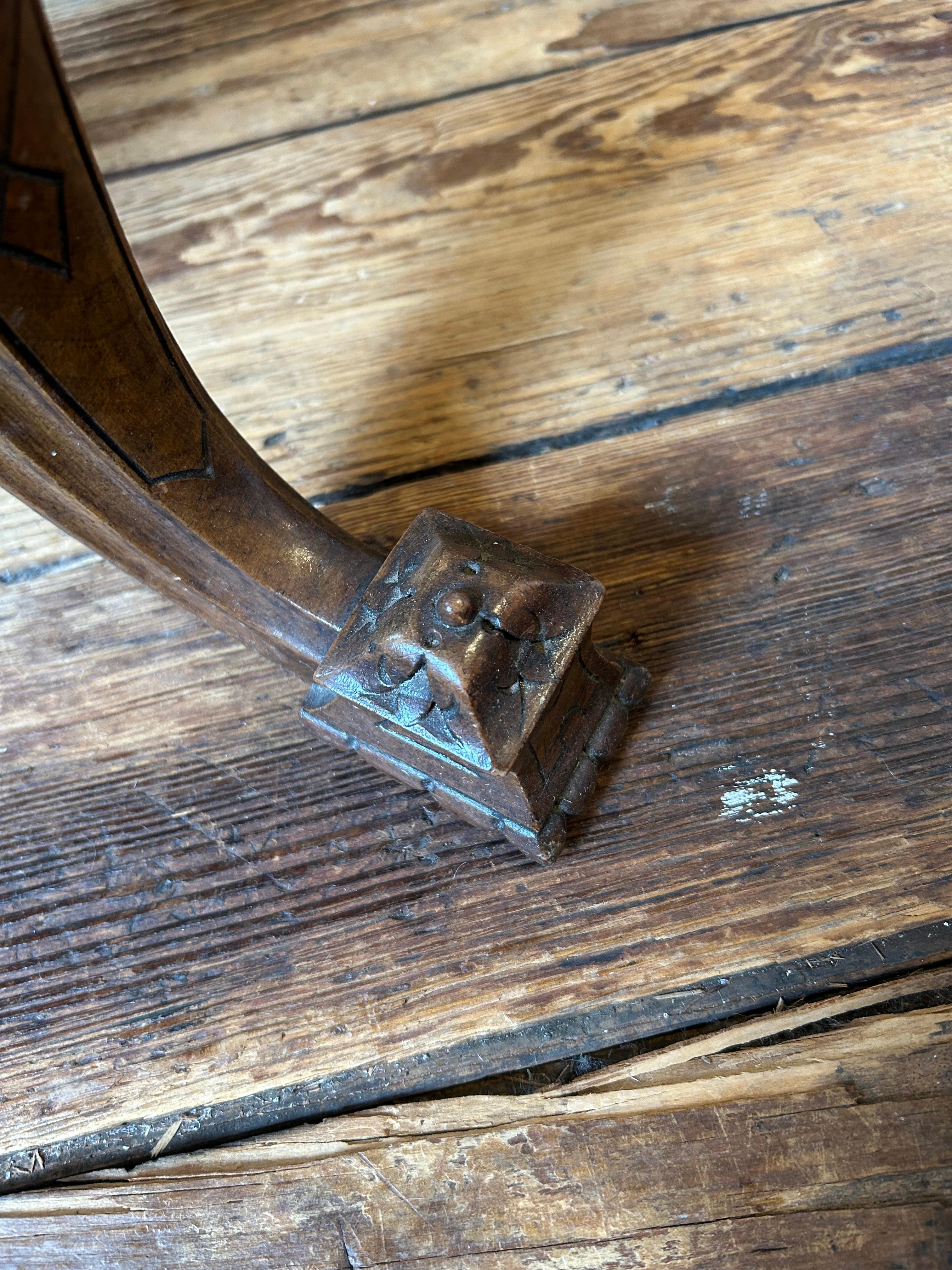 Américain Table d'appoint octogonale ancienne de style Régence en bois fruitier brossé en vente