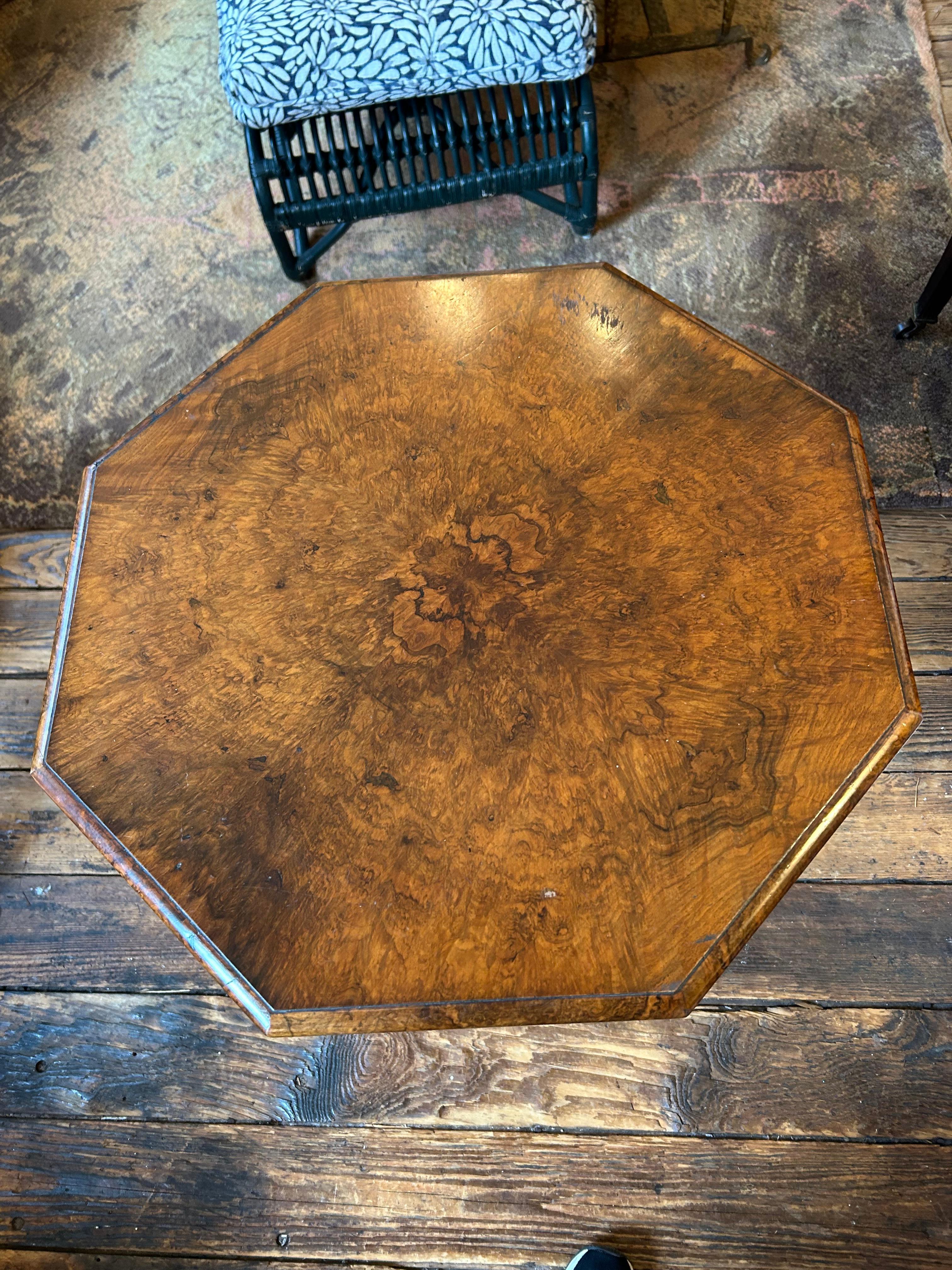 Table d'appoint octogonale ancienne de style Régence en bois fruitier brossé Bon état - En vente à Hopewell, NJ