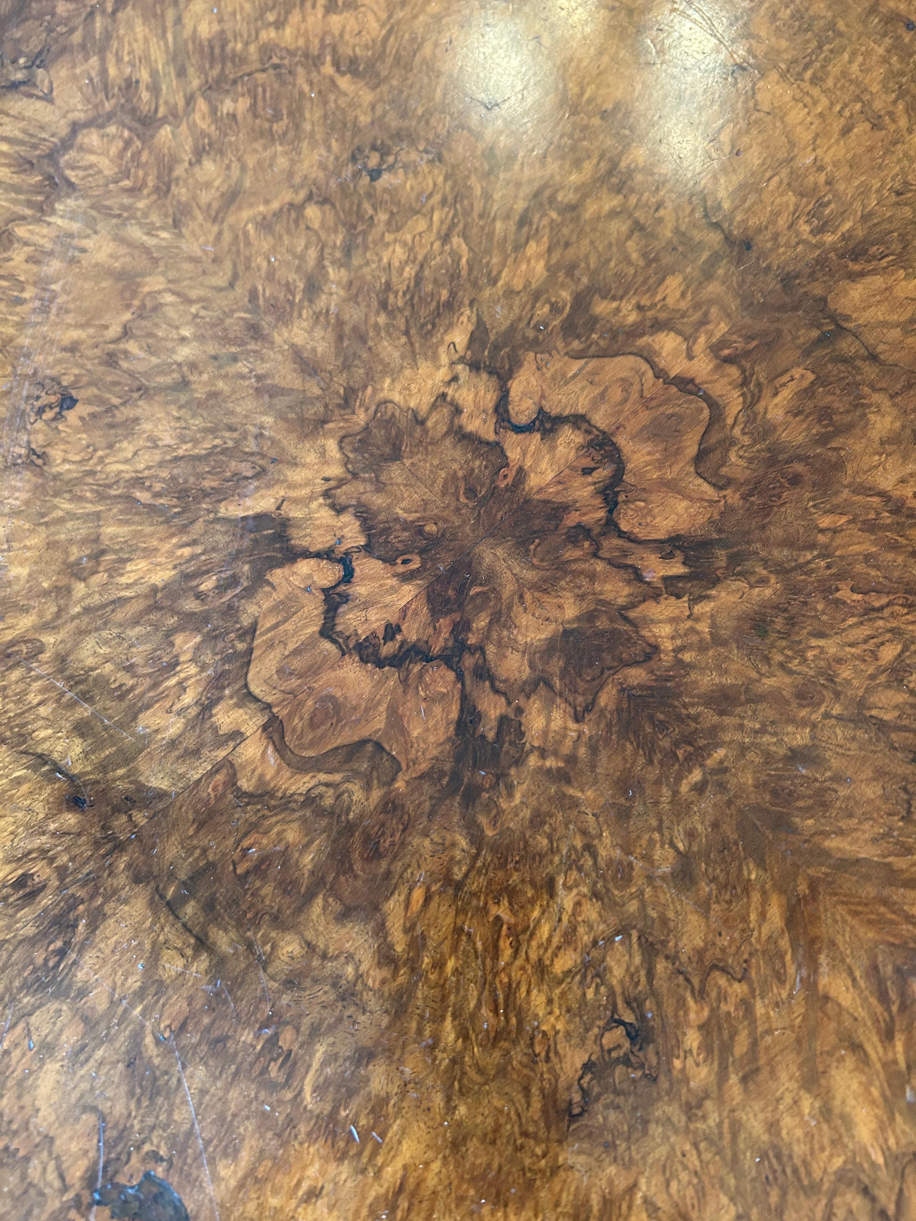 XIXe siècle Table d'appoint octogonale ancienne de style Régence en bois fruitier brossé en vente