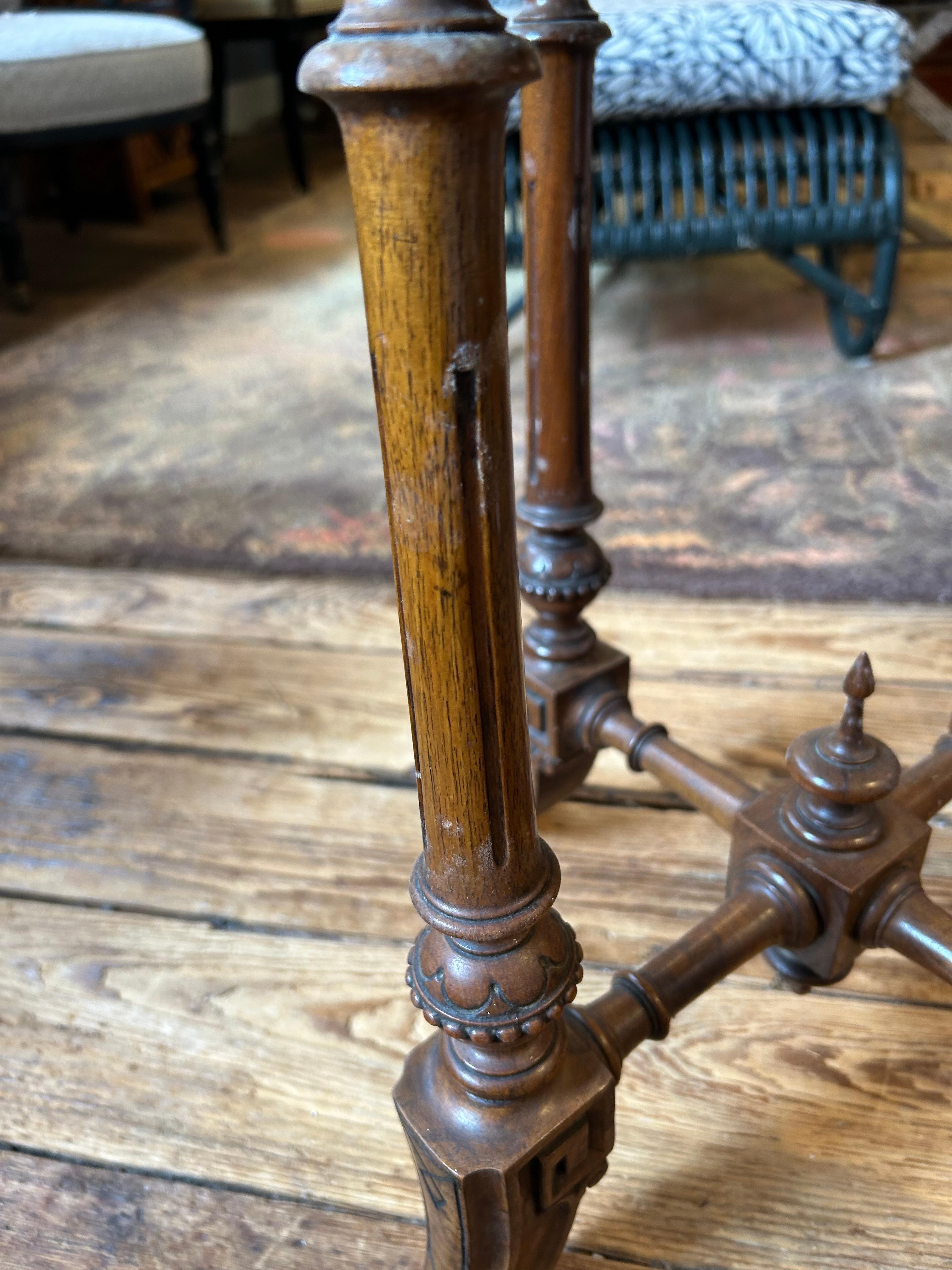 Table d'appoint octogonale ancienne de style Régence en bois fruitier brossé en vente 1