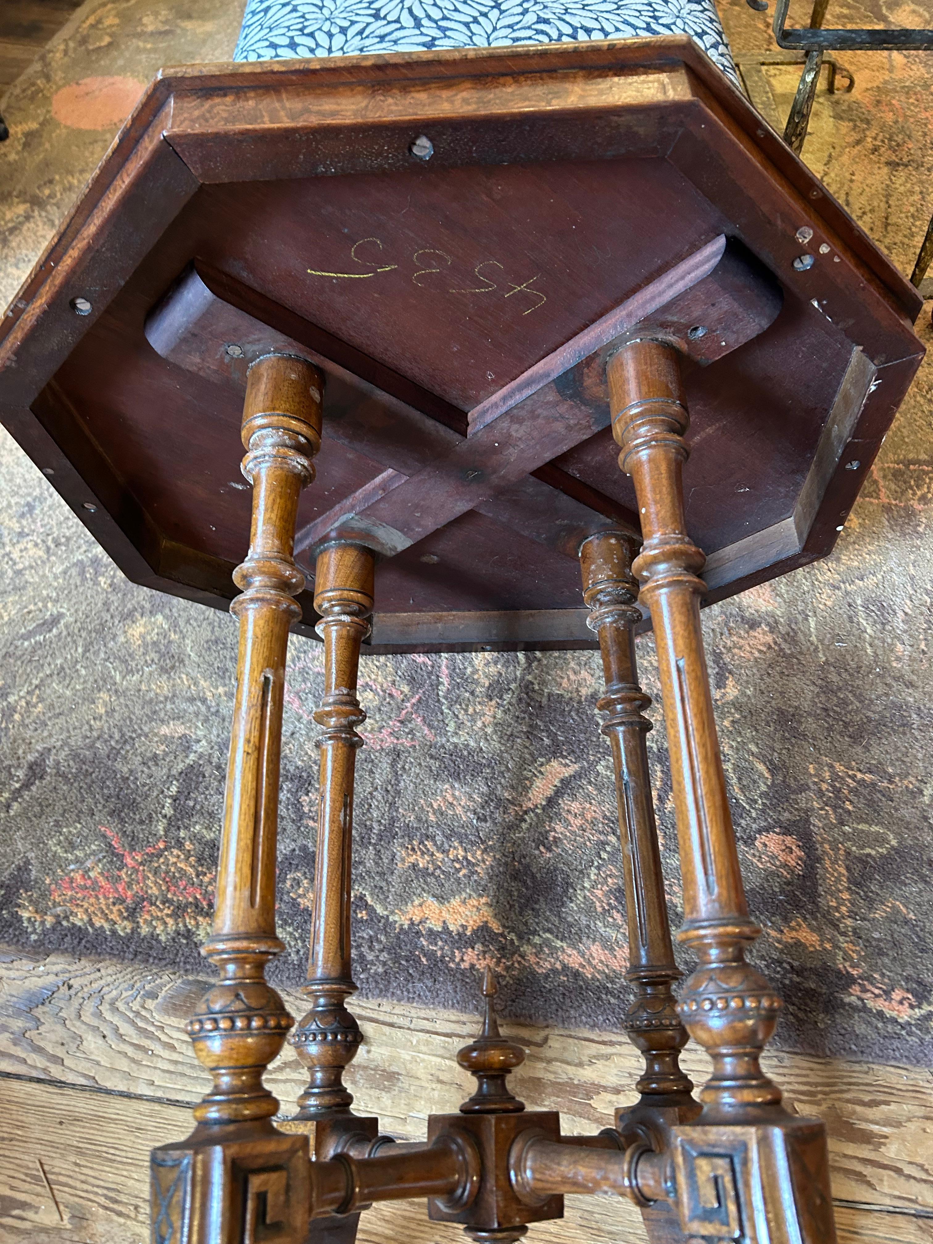 Table d'appoint octogonale ancienne de style Régence en bois fruitier brossé en vente 2