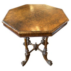 Mesa auxiliar octogonal antigua de madera de frutal burilada estilo Regencia