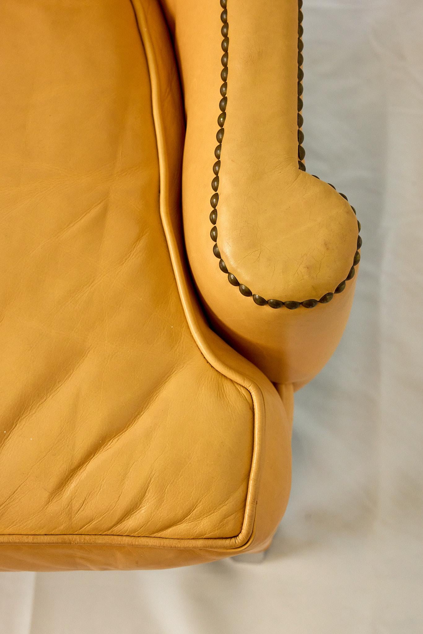 Fauteuil de style Régence en cuir abricot de Southwood en vente 4