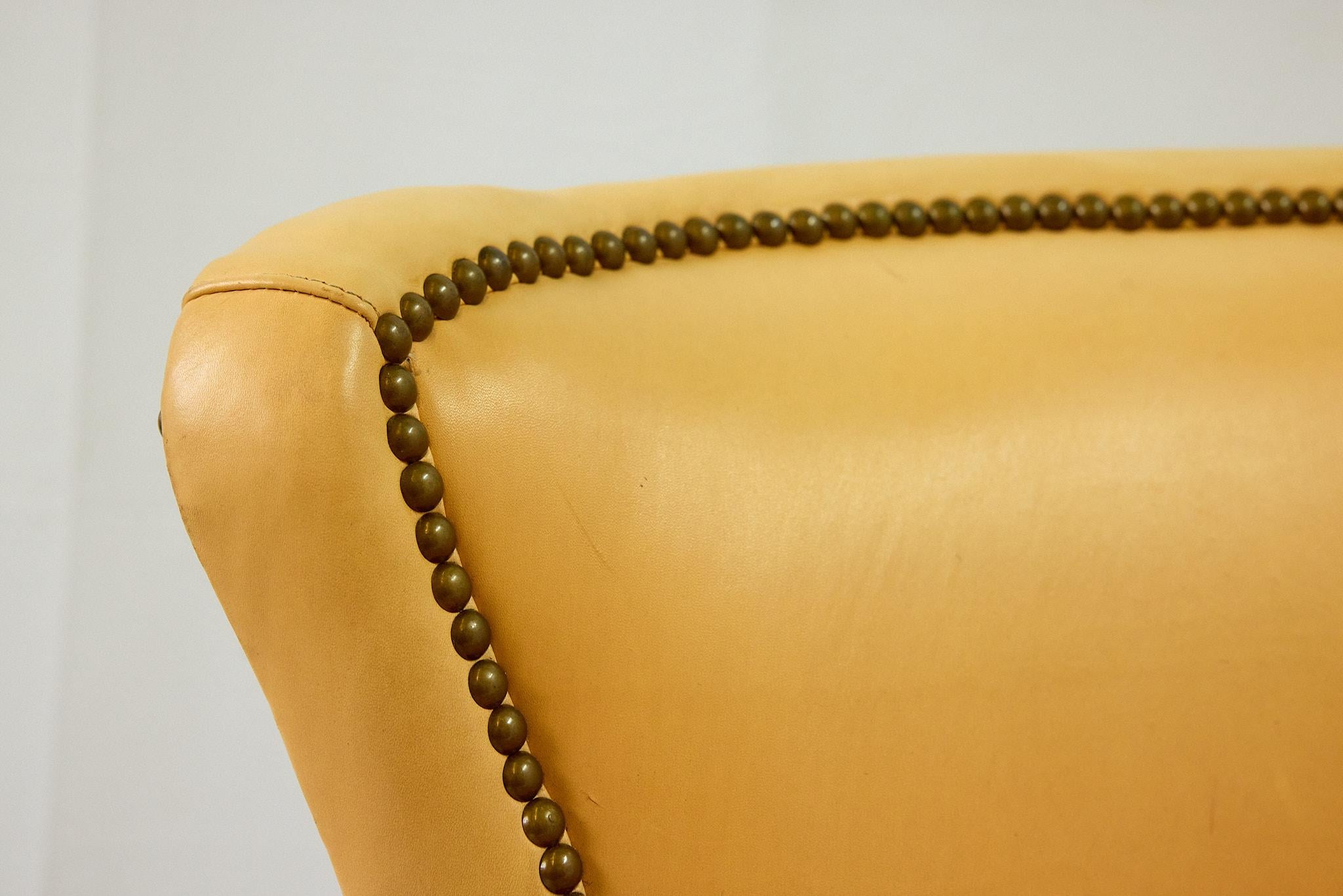 Fauteuil de style Régence en cuir abricot de Southwood en vente 5