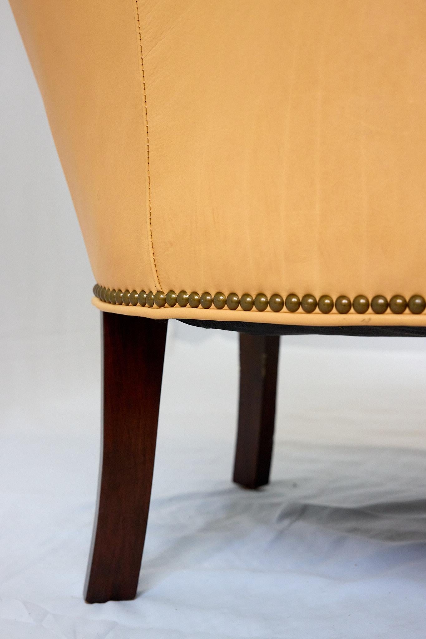 Fauteuil de style Régence en cuir abricot de Southwood en vente 6