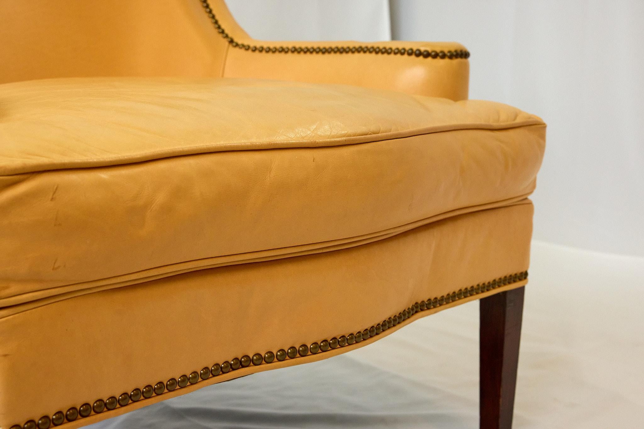 Fauteuil de style Régence en cuir abricot de Southwood en vente 8