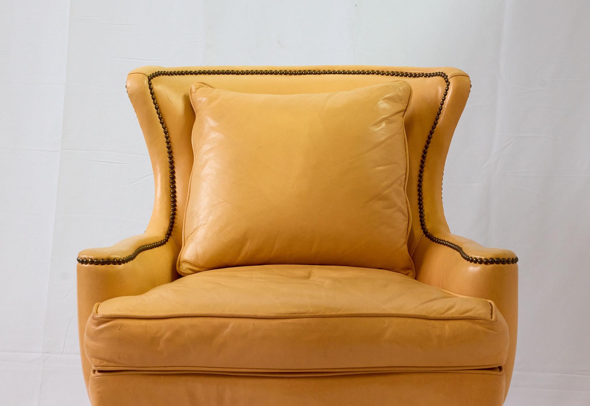 Américain Fauteuil de style Régence en cuir abricot de Southwood en vente