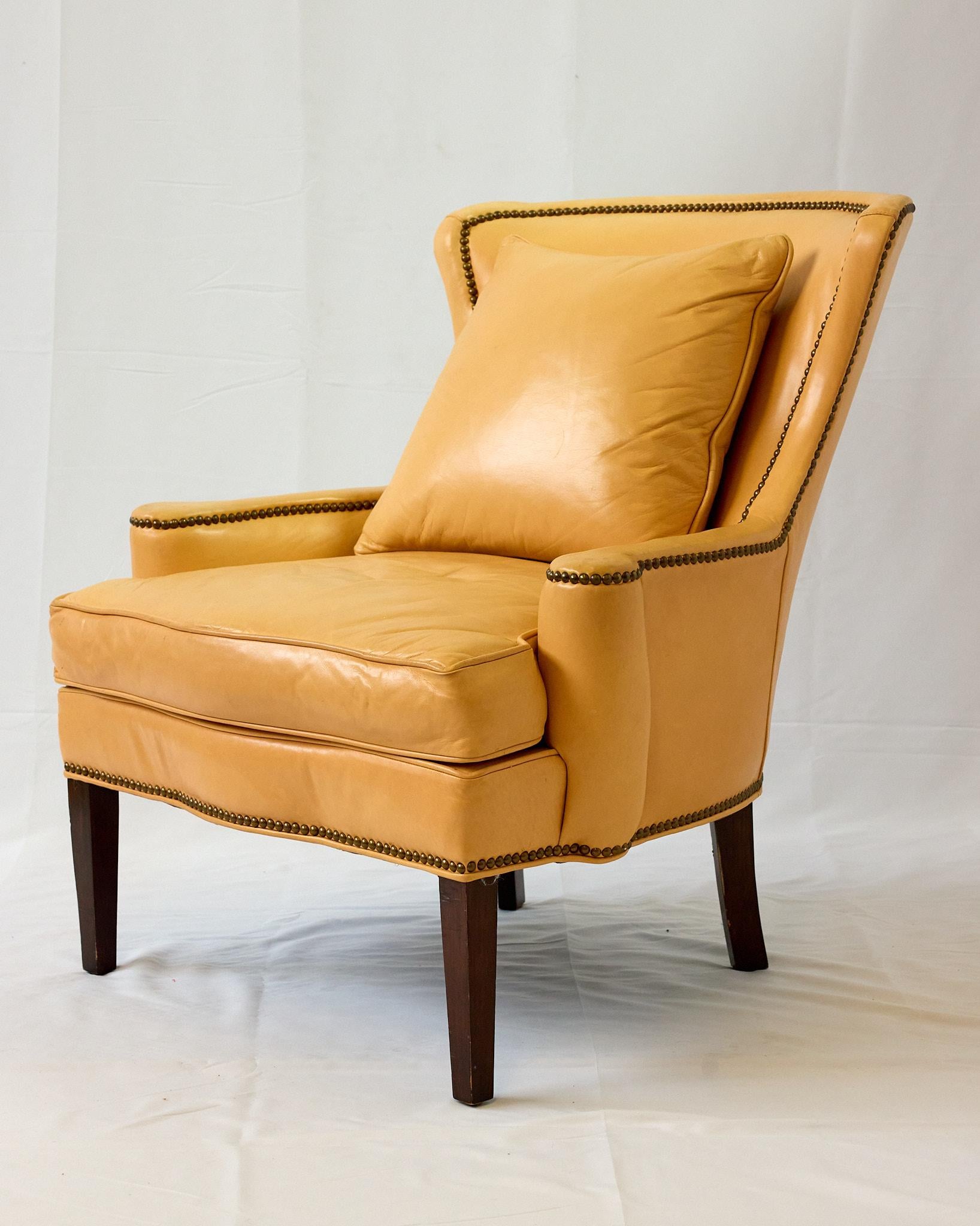 Fauteuil de style Régence en cuir abricot de Southwood Bon état - En vente à Atlanta, GA
