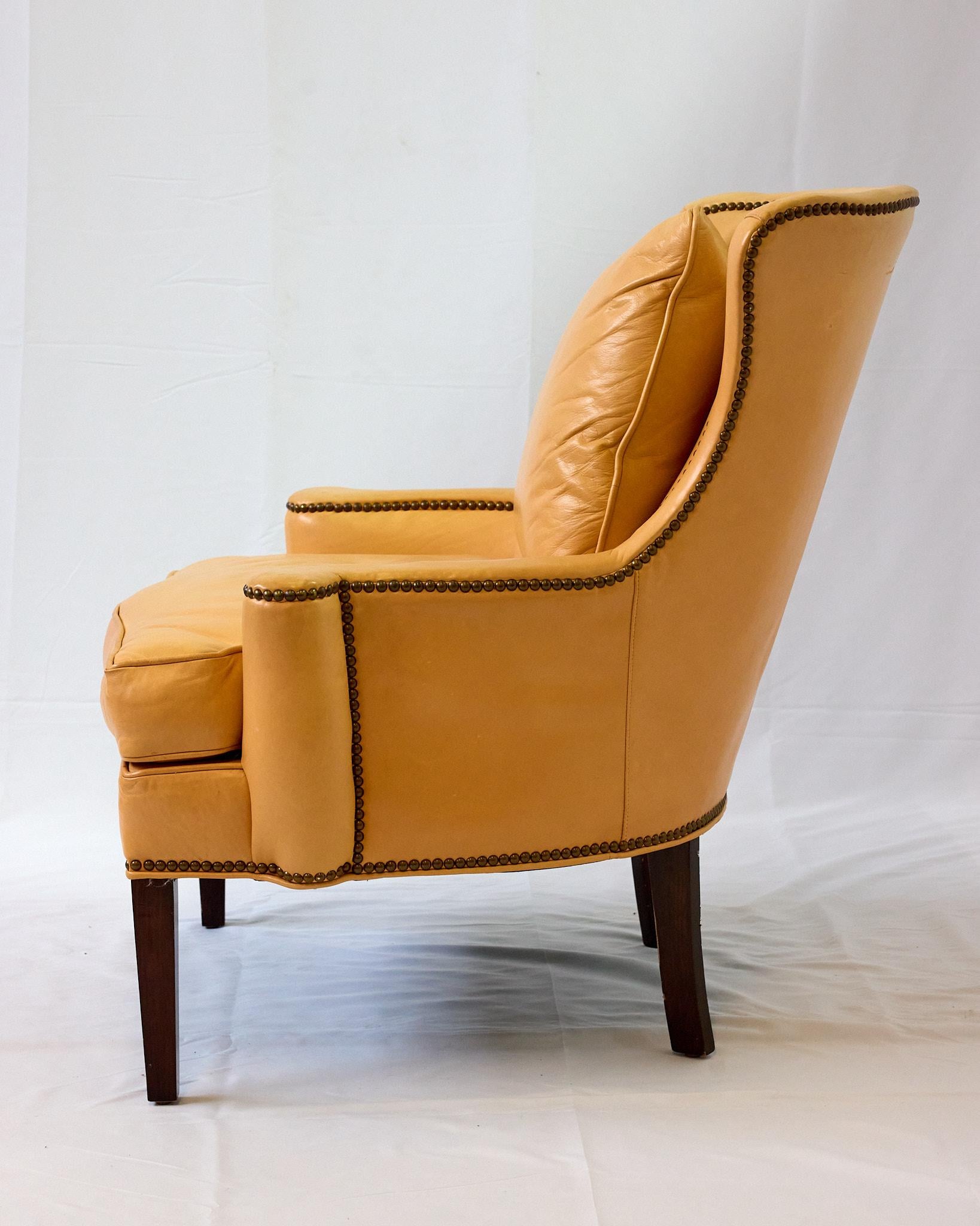 20ième siècle Fauteuil de style Régence en cuir abricot de Southwood en vente