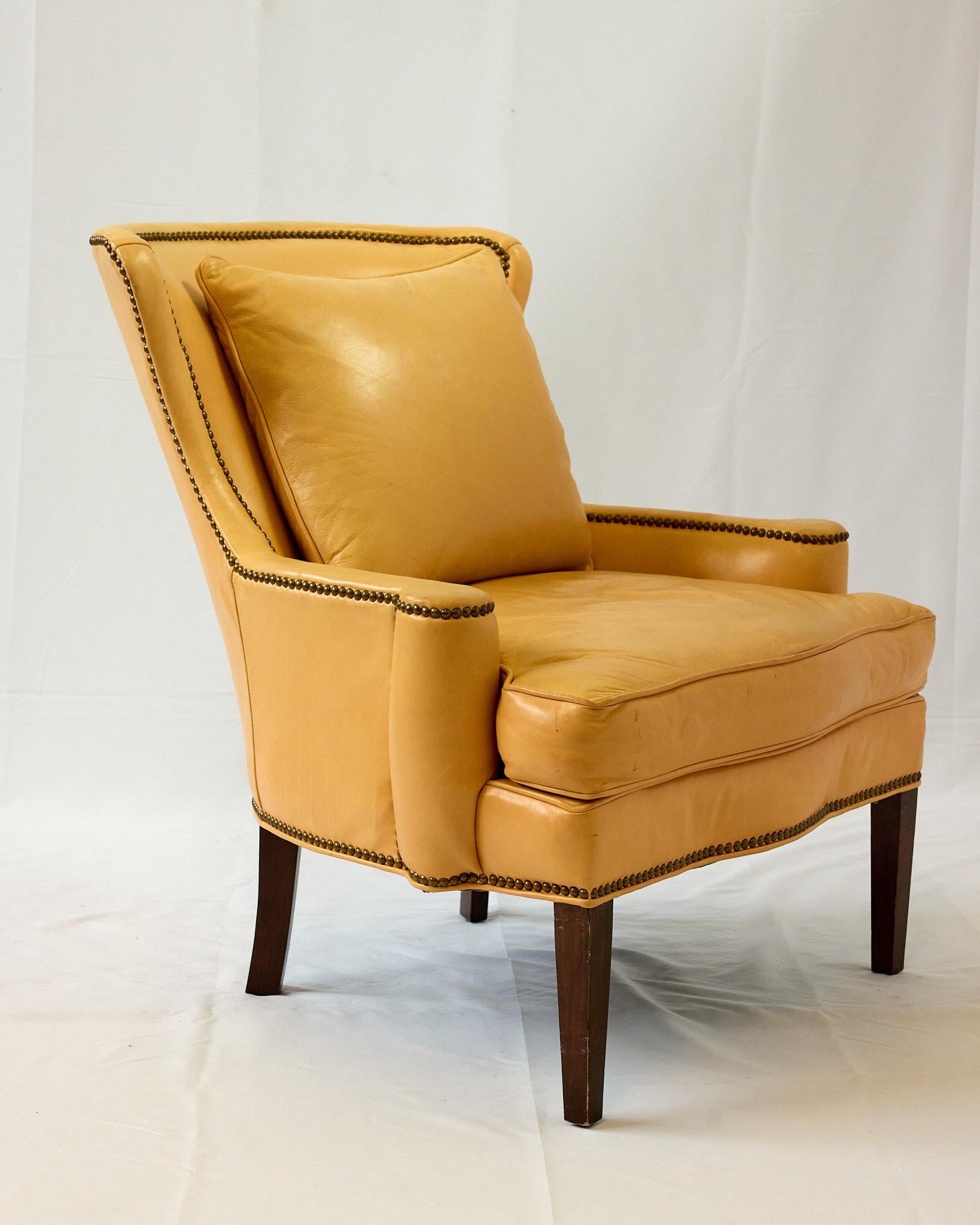 Fauteuil de style Régence en cuir abricot de Southwood en vente 2