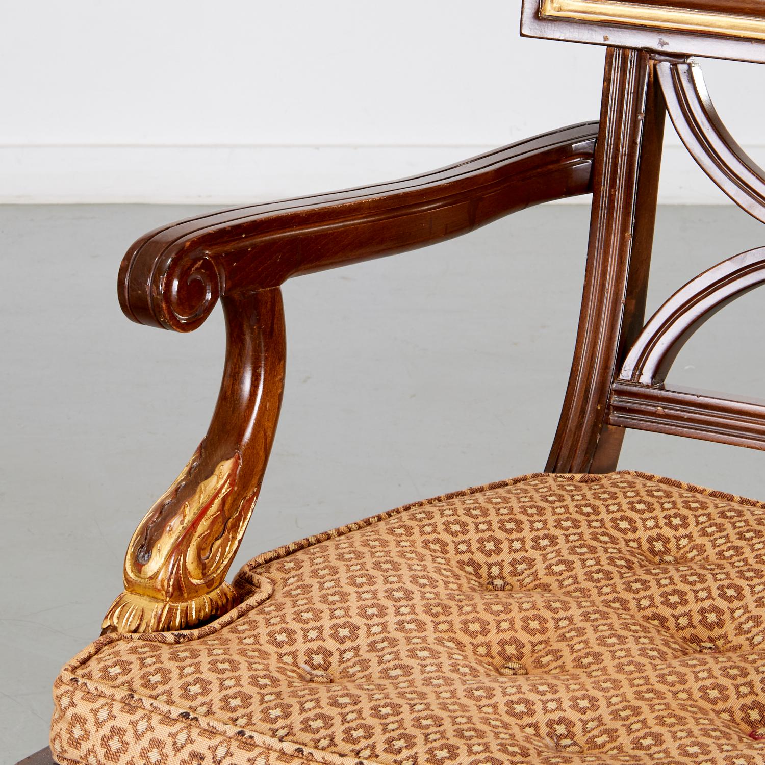 Sessel im Regency-Stil mit Sitz aus Schilfrohr und Sitz aus Rohr mit vergoldetem Blattdesign und Medaillons  (Handbemalt) im Angebot