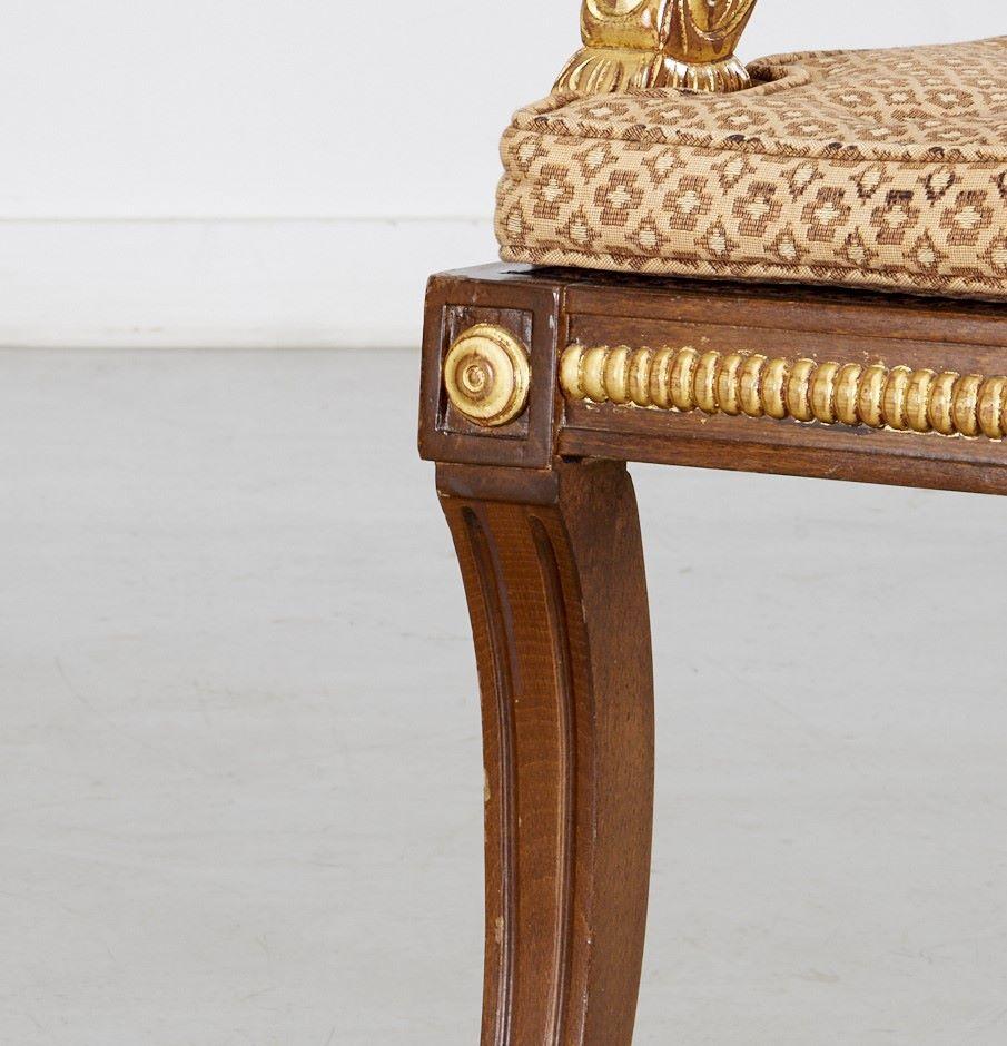 Sessel im Regency-Stil mit Sitz aus Schilfrohr und Sitz aus Rohr mit vergoldetem Blattdesign und Medaillons  im Zustand „Gut“ im Angebot in Morristown, NJ