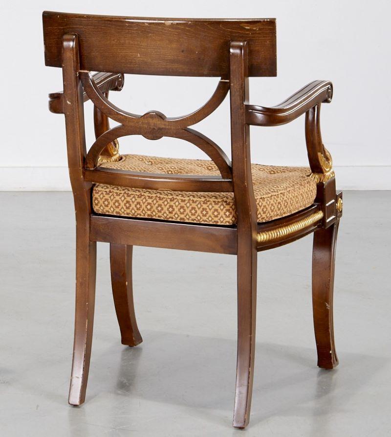 Sessel im Regency-Stil mit Sitz aus Schilfrohr und Sitz aus Rohr mit vergoldetem Blattdesign und Medaillons  (Mitte des 20. Jahrhunderts) im Angebot