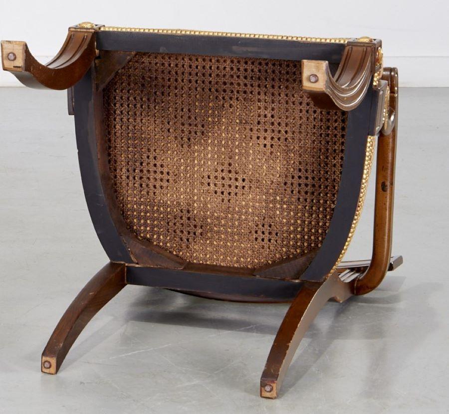 Sessel im Regency-Stil mit Sitz aus Schilfrohr und Sitz aus Rohr mit vergoldetem Blattdesign und Medaillons  (Stoff) im Angebot