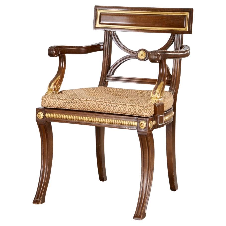 Sessel im Regency-Stil mit Sitz aus Schilfrohr und Sitz aus Rohr mit vergoldetem Blattdesign und Medaillons  im Angebot