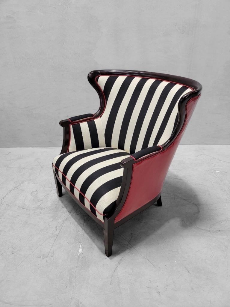 Pelle Sedia Wingback in stile Regency di Baker Furniture, appena imbottita su misura in vendita