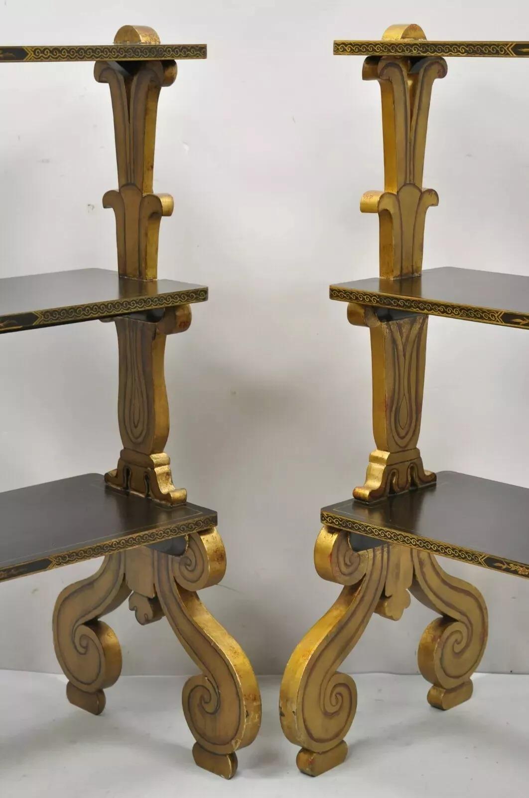Libreria scaffale Curio in stile Regency nero e oro a 3 livelli - una coppia in vendita 4