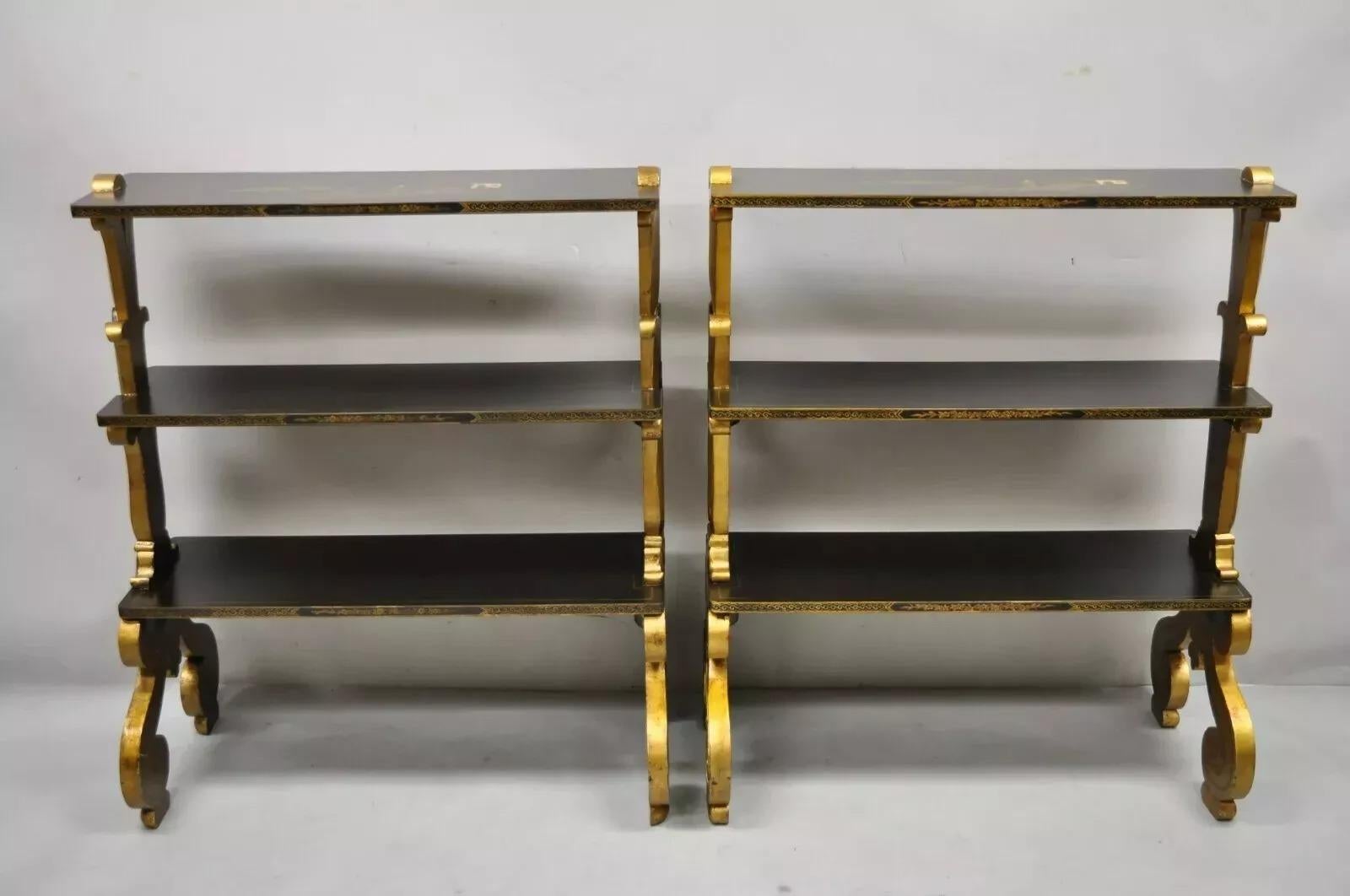 Scaffali libreria a 3 livelli in stile Regency nero e oro - una coppia. L'articolo è caratterizzato da una finitura laccata nera e dorata, piani dipinti a mano con scene orientali, 3 livelli, cornici a volute, grande stile e forma. Circa metà del XX