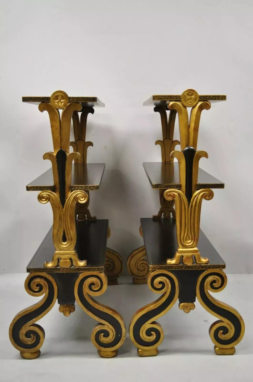 Sconosciuto Libreria scaffale Curio in stile Regency nero e oro a 3 livelli - una coppia in vendita