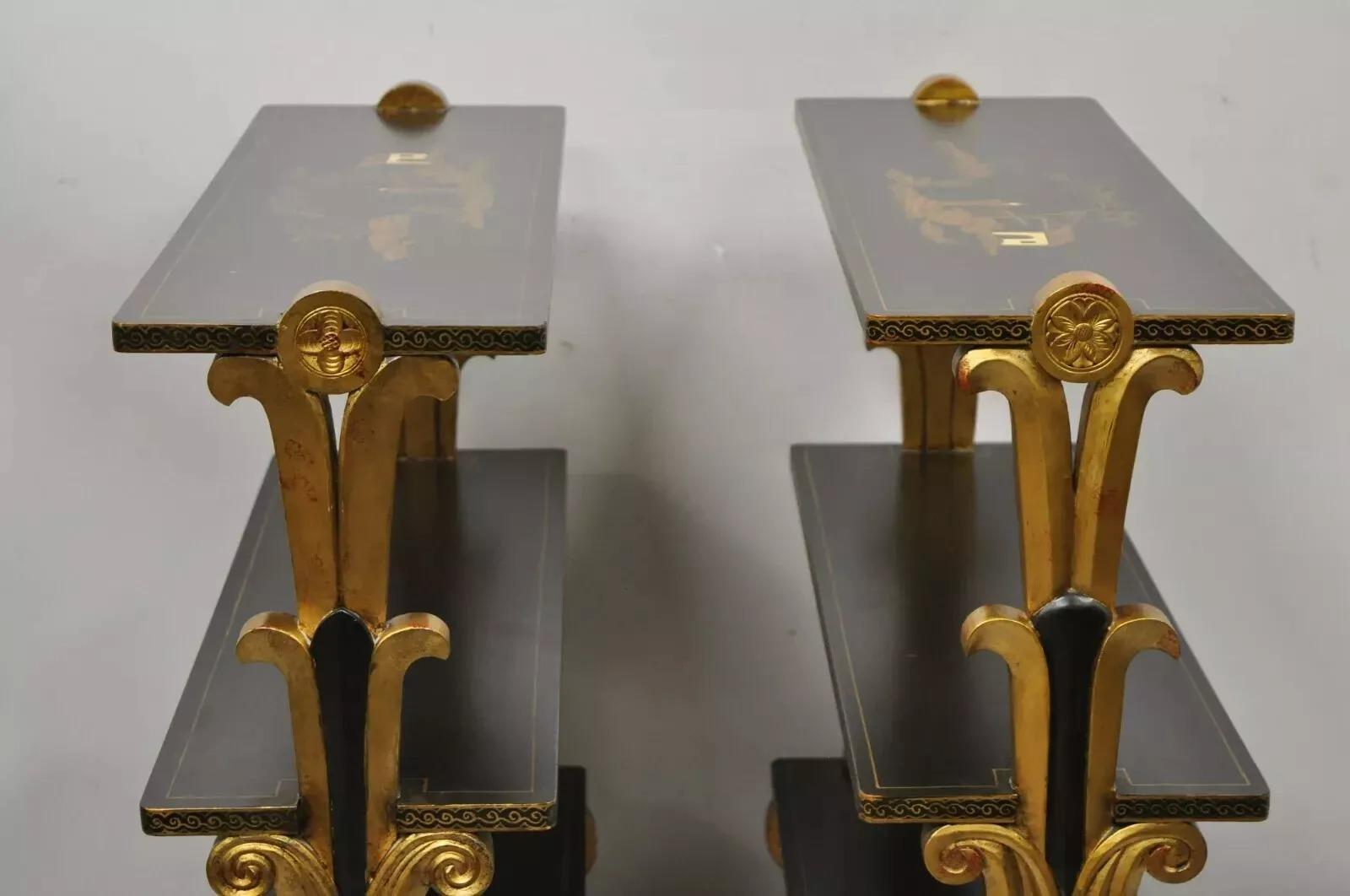 Libreria scaffale Curio in stile Regency nero e oro a 3 livelli - una coppia In condizioni buone in vendita a Philadelphia, PA