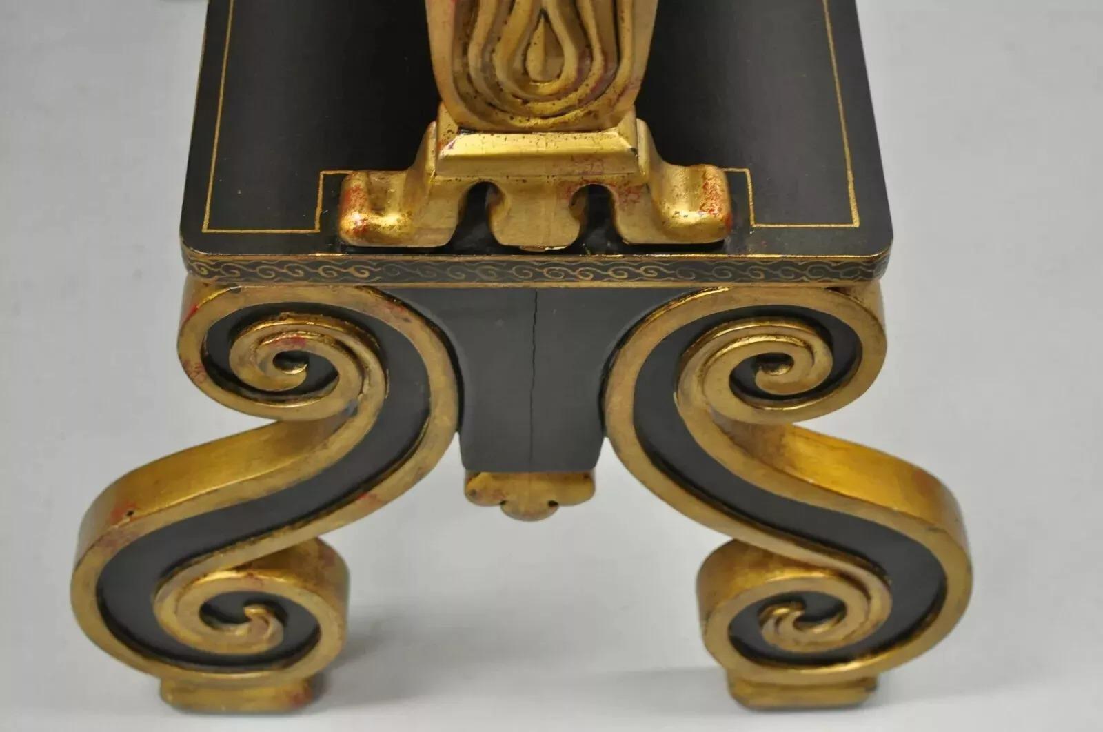 Libreria scaffale Curio in stile Regency nero e oro a 3 livelli - una coppia in vendita 3