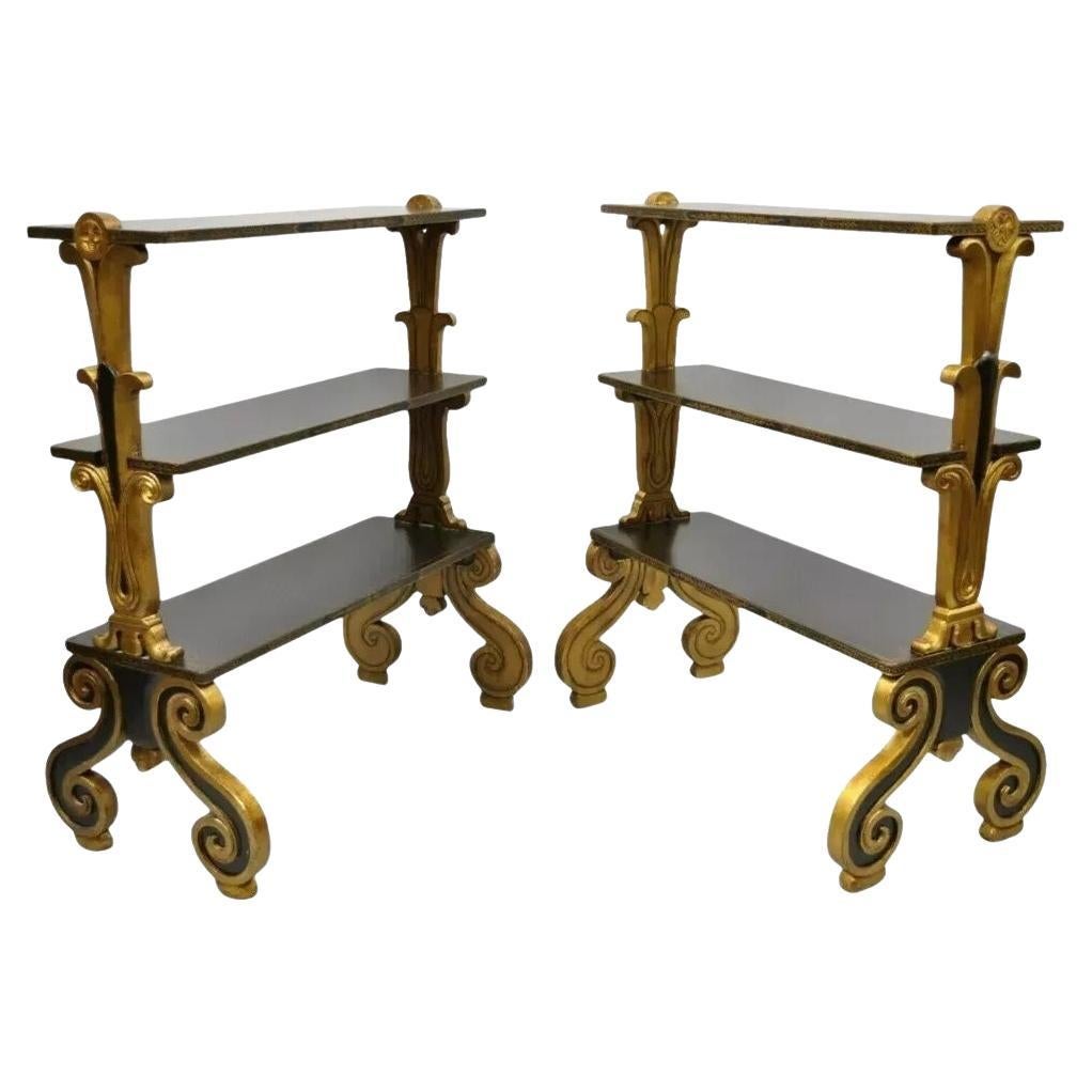 Libreria scaffale Curio in stile Regency nero e oro a 3 livelli - una coppia in vendita