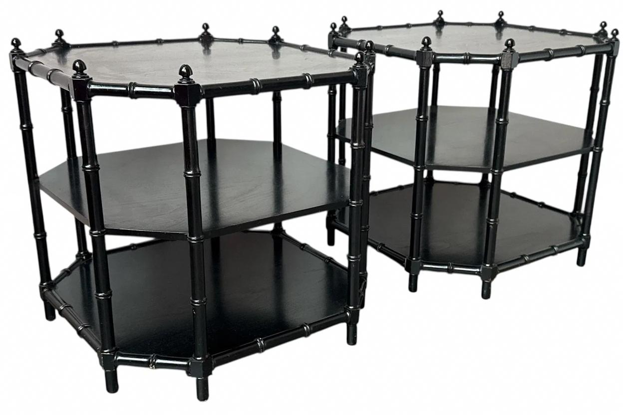 Se trata de un par de mesas auxiliares escalonadas de bambú sintético de estilo Regencia atribuidas a Baker Furniture. ¡Tienen un atractivo intemporal por su tamaño y escala! La laca negra es un acabado vintage.