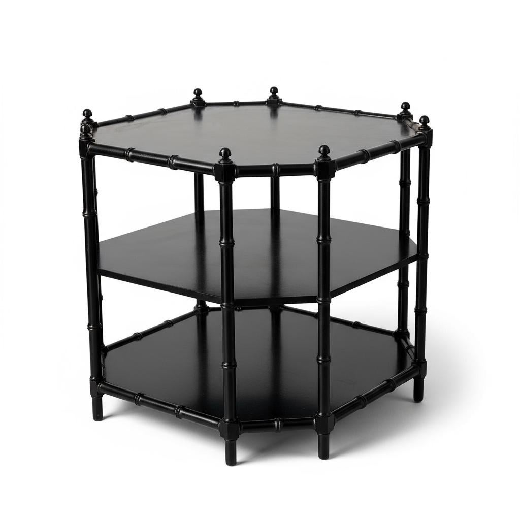 Mesas auxiliares de bambú de imitación lacado en negro estilo regencia Att. Mueble Baker -Par Regencia en venta