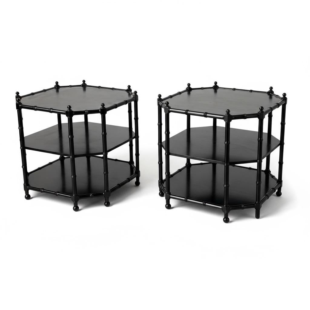 Mesas auxiliares de bambú de imitación lacado en negro estilo regencia Att. Mueble Baker -Par Estadounidense en venta