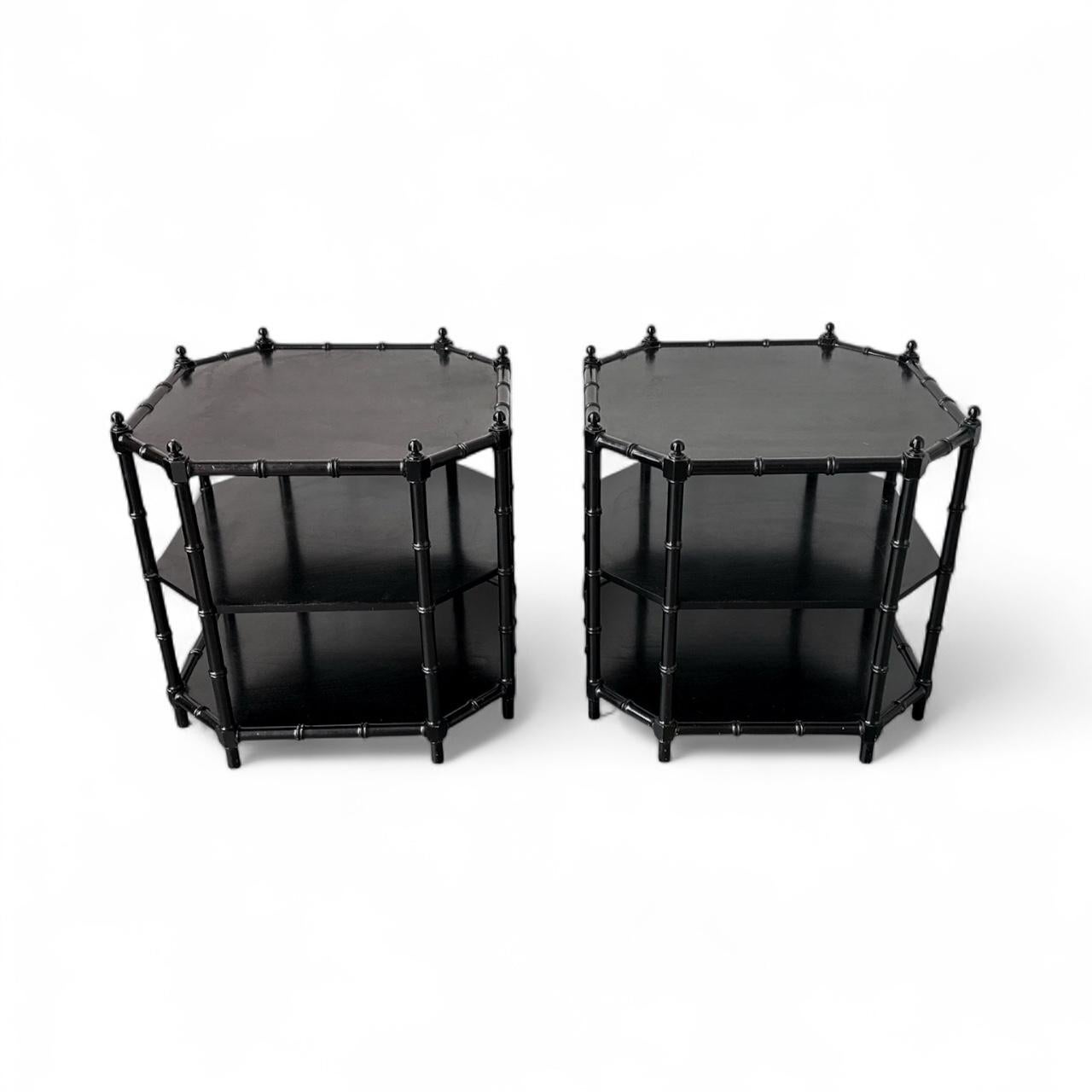 Mesas auxiliares de bambú de imitación lacado en negro estilo regencia Att. Mueble Baker -Par en Bueno estado para la venta en Kennesaw, GA